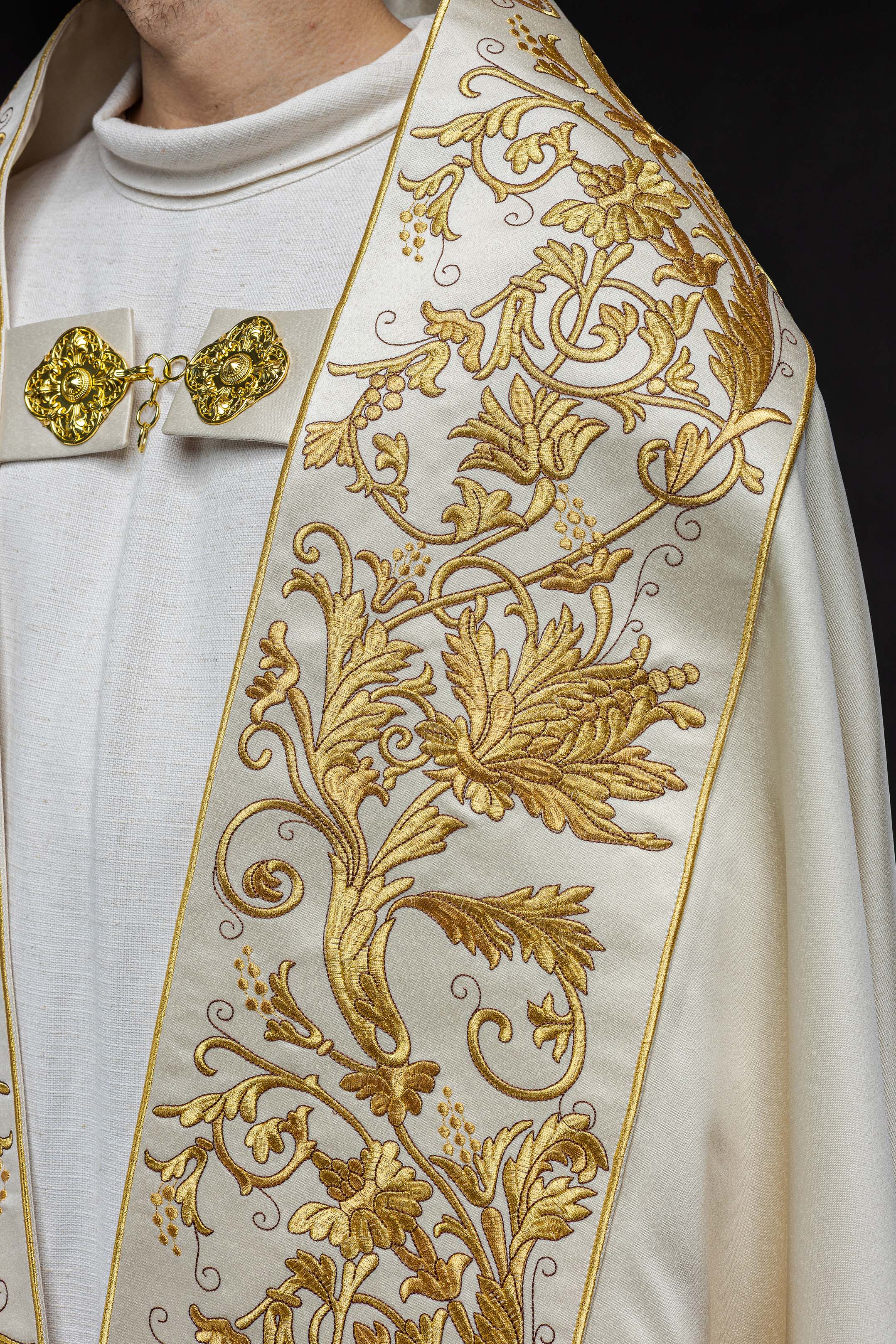 Ecru satin Roman cape with embroidered heart of Jesus - HAFTINAUSA.COM