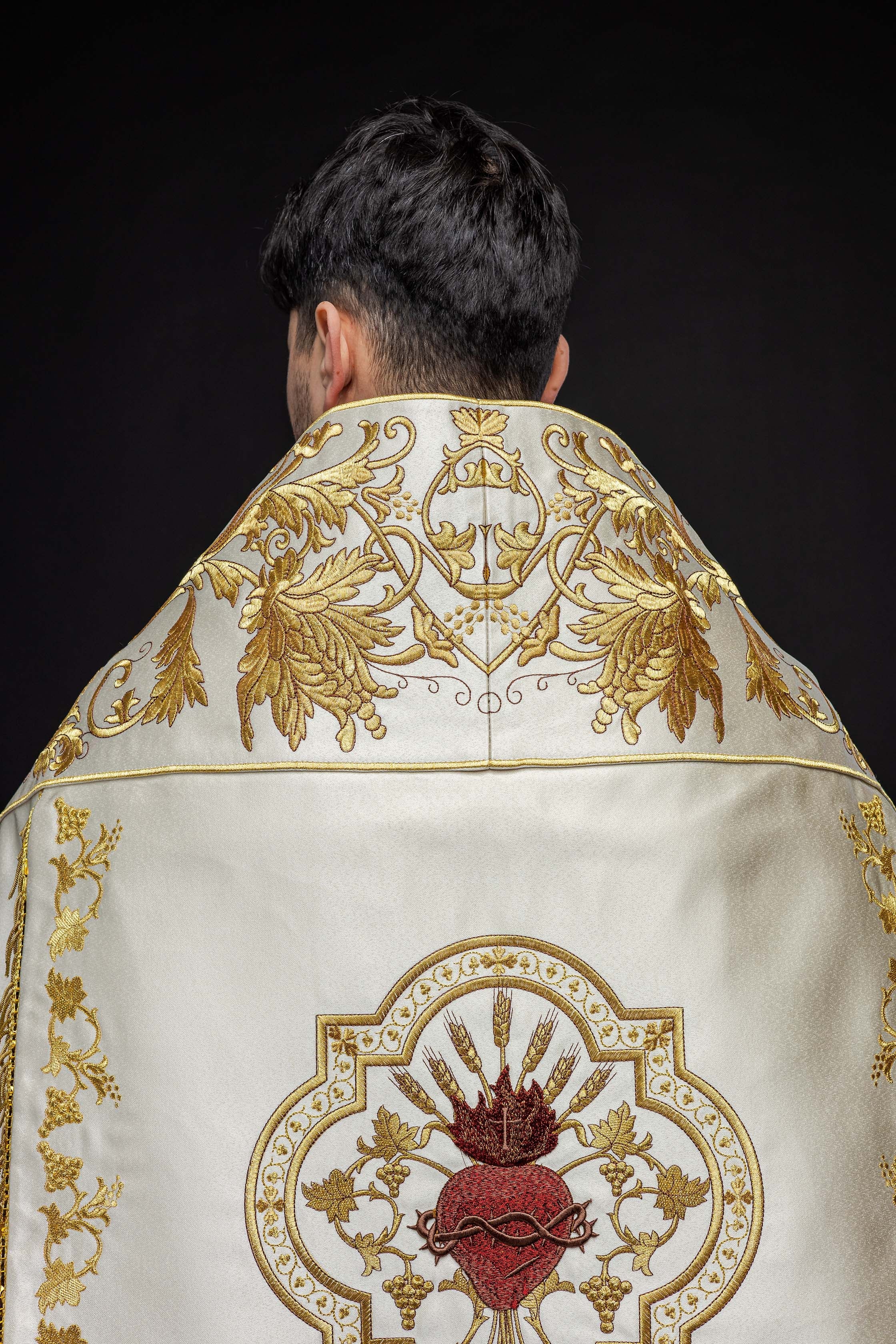 Ecru satin Roman cape with embroidered heart of Jesus - HAFTINAUSA.COM