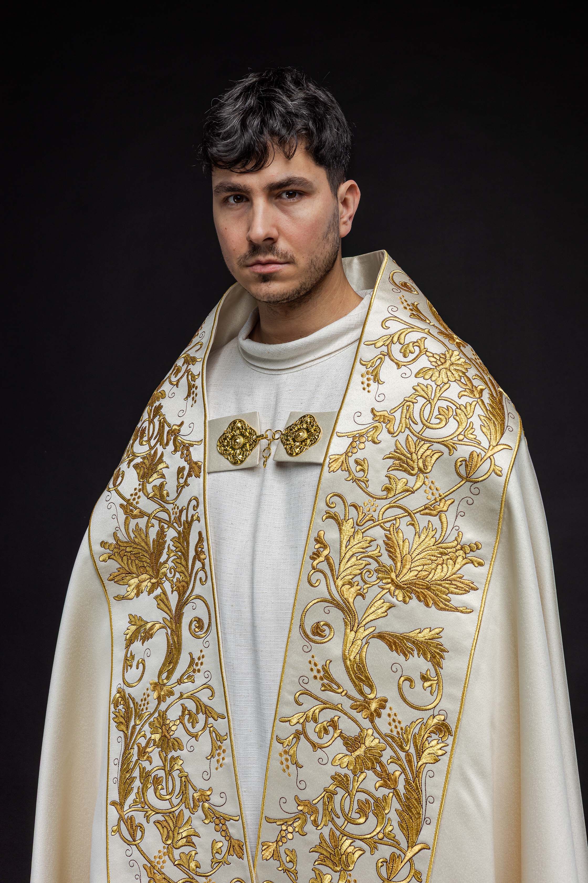 Ecru satin Roman cape with embroidered heart of Jesus - HAFTINAUSA.COM