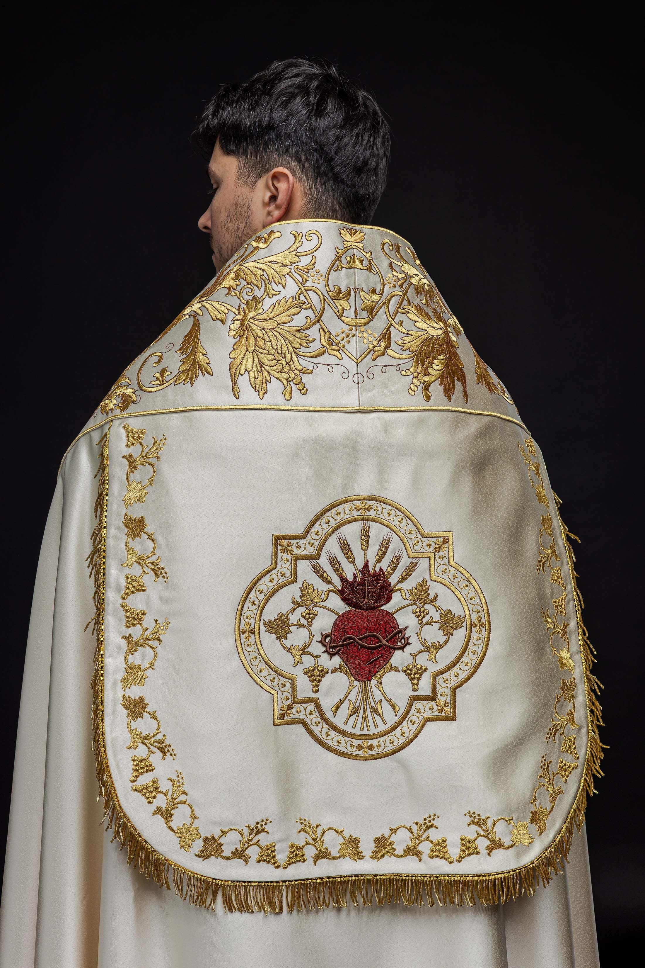 Ecru satin Roman cape with embroidered heart of Jesus - HAFTINAUSA.COM