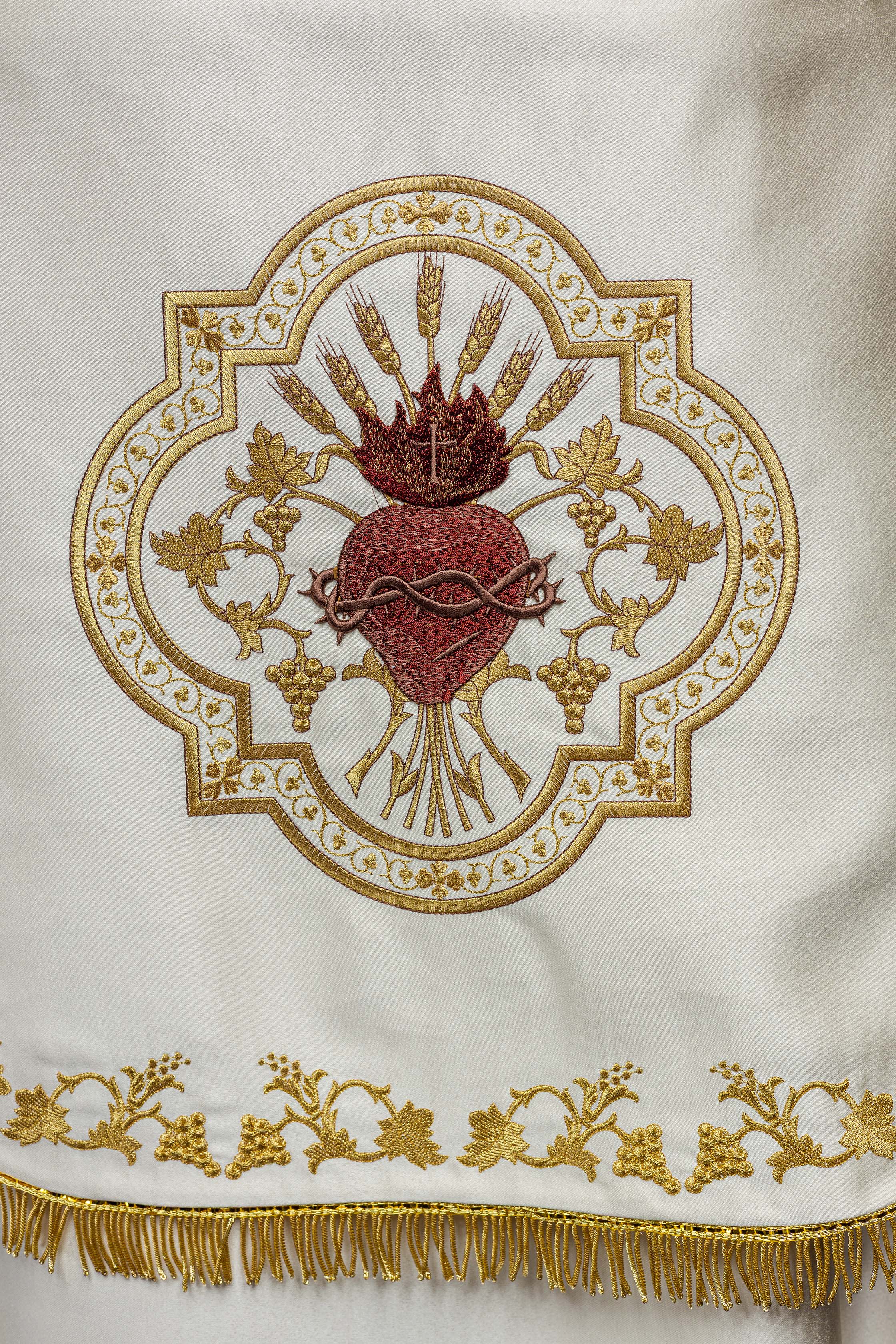 Ecru satin Roman cape with embroidered heart of Jesus - HAFTINAUSA.COM