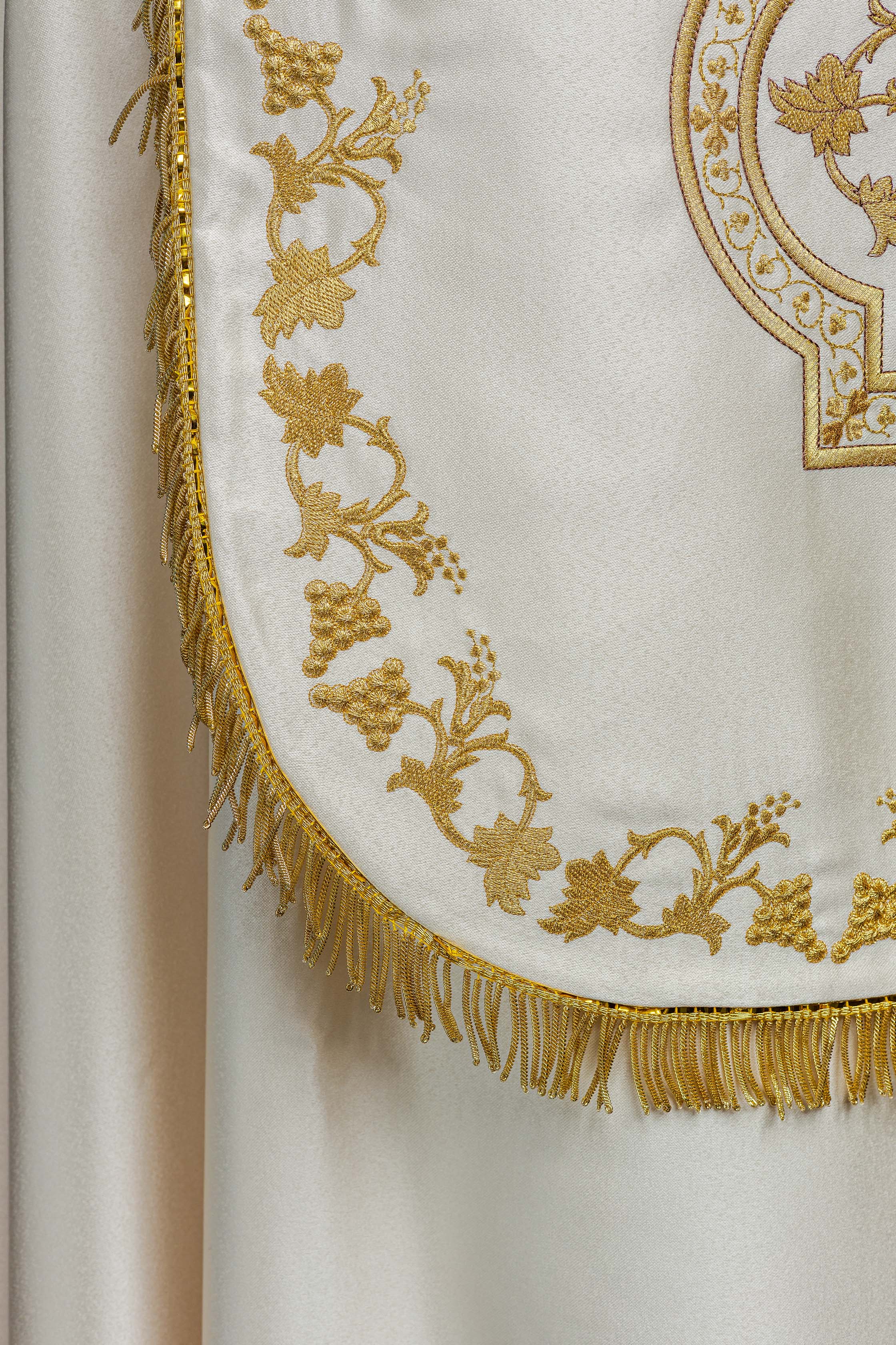 Ecru satin Roman cape with embroidered heart of Jesus - HAFTINAUSA.COM