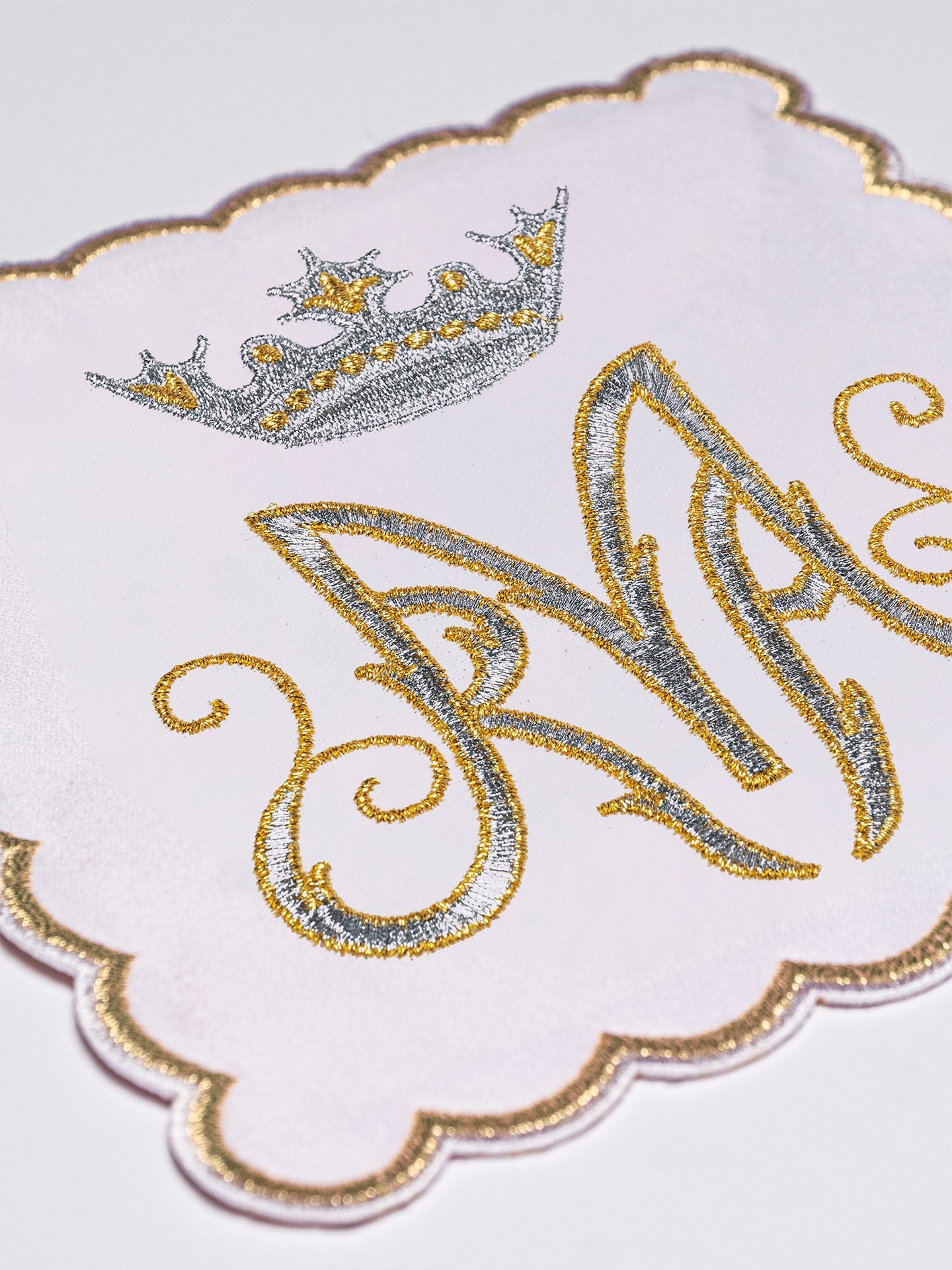 Chalice Linens with gold and silver Marian Embroidery - HAFTINAUSA.COM