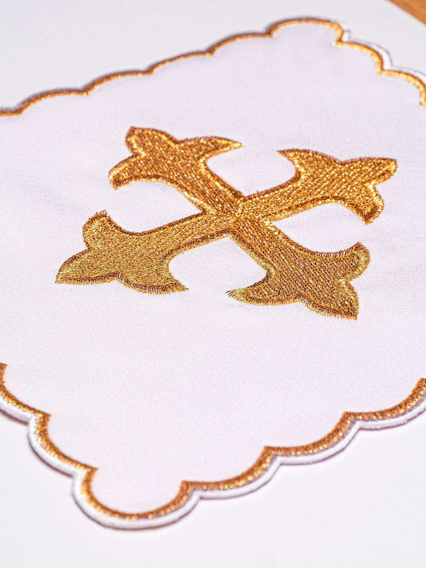 Chalice Linens with big gold cross embroidery - HAFTINAUSA.COM