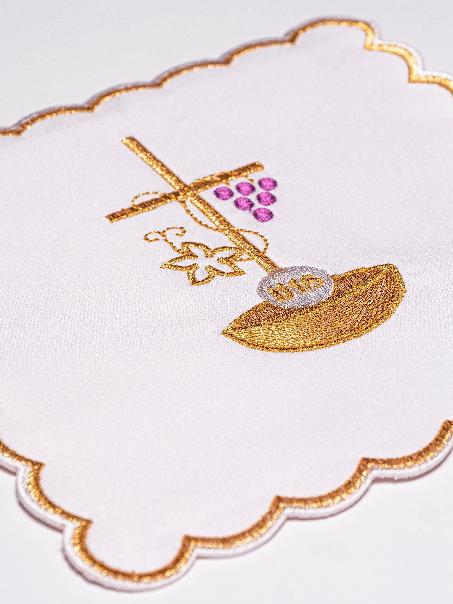 Chalice linen with delicate gold cross embroidery - HAFTINAUSA.COM