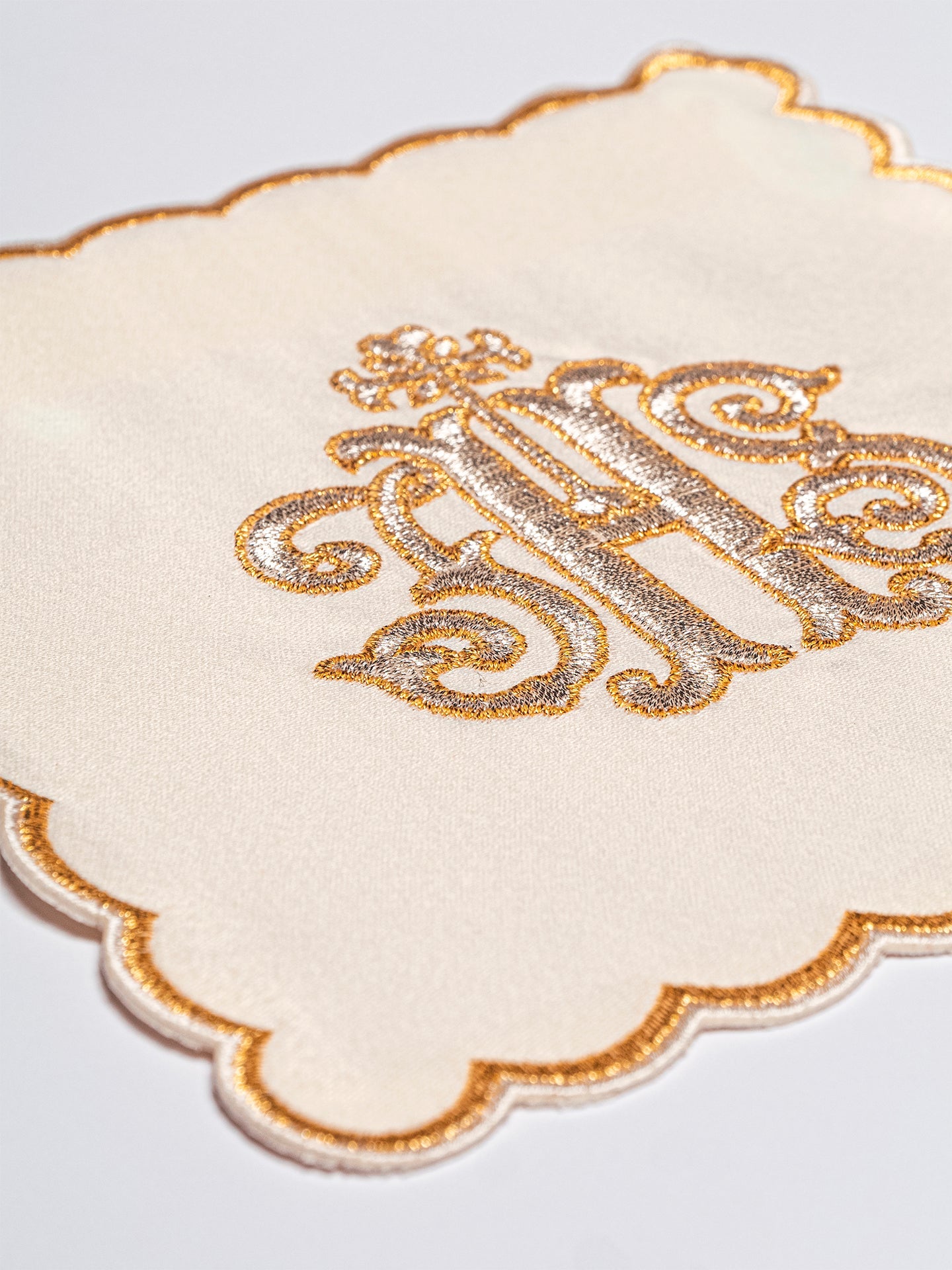 Cotton chalice linen set in ecru with gold JHS - HAFTINAUSA.COM