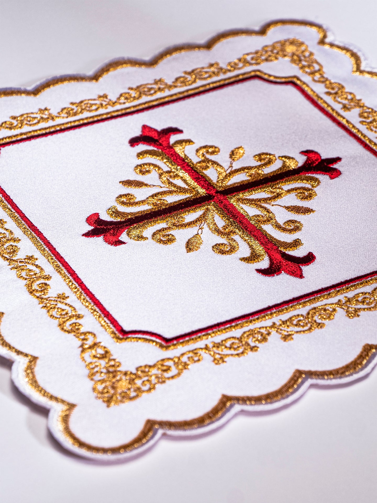 Chalice linens with gold and red cross embroidery - HAFTINAUSA.COM