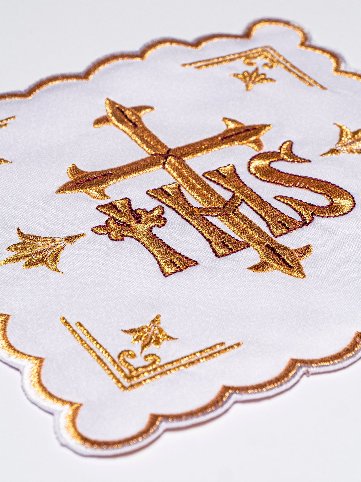 Chalice linens with a gold IHS motif - HAFTINAUSA.COM