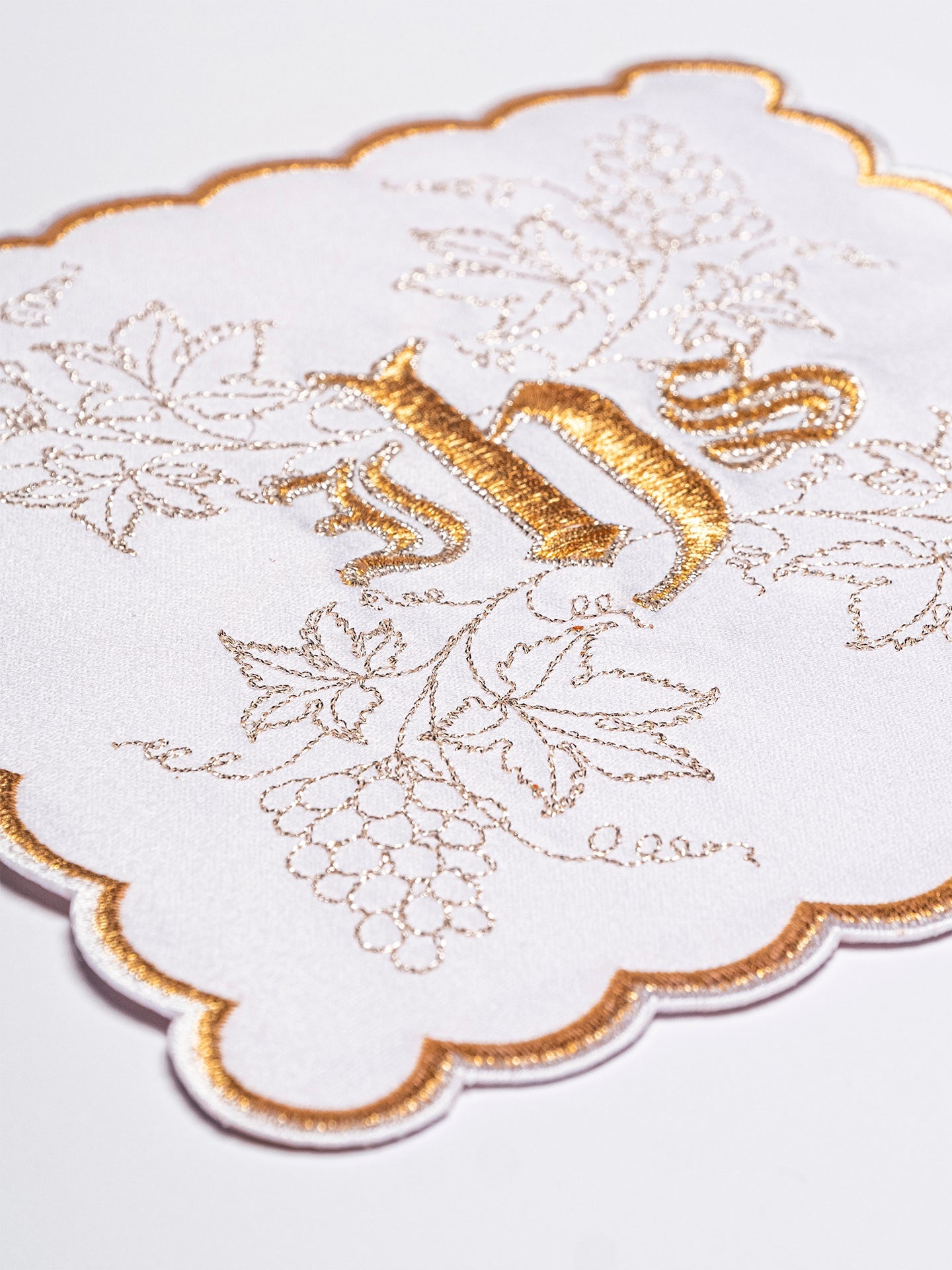 Chalice Linens with embroidered IHS and gold - HAFTINAUSA.COM