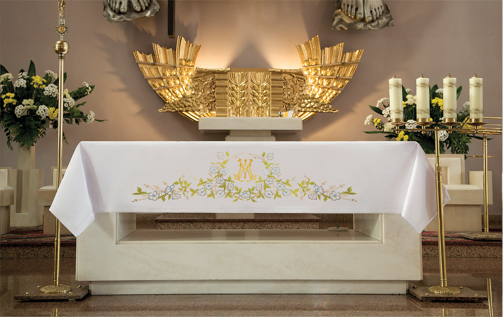 Altar tablecloth with embroidered Marian symbol