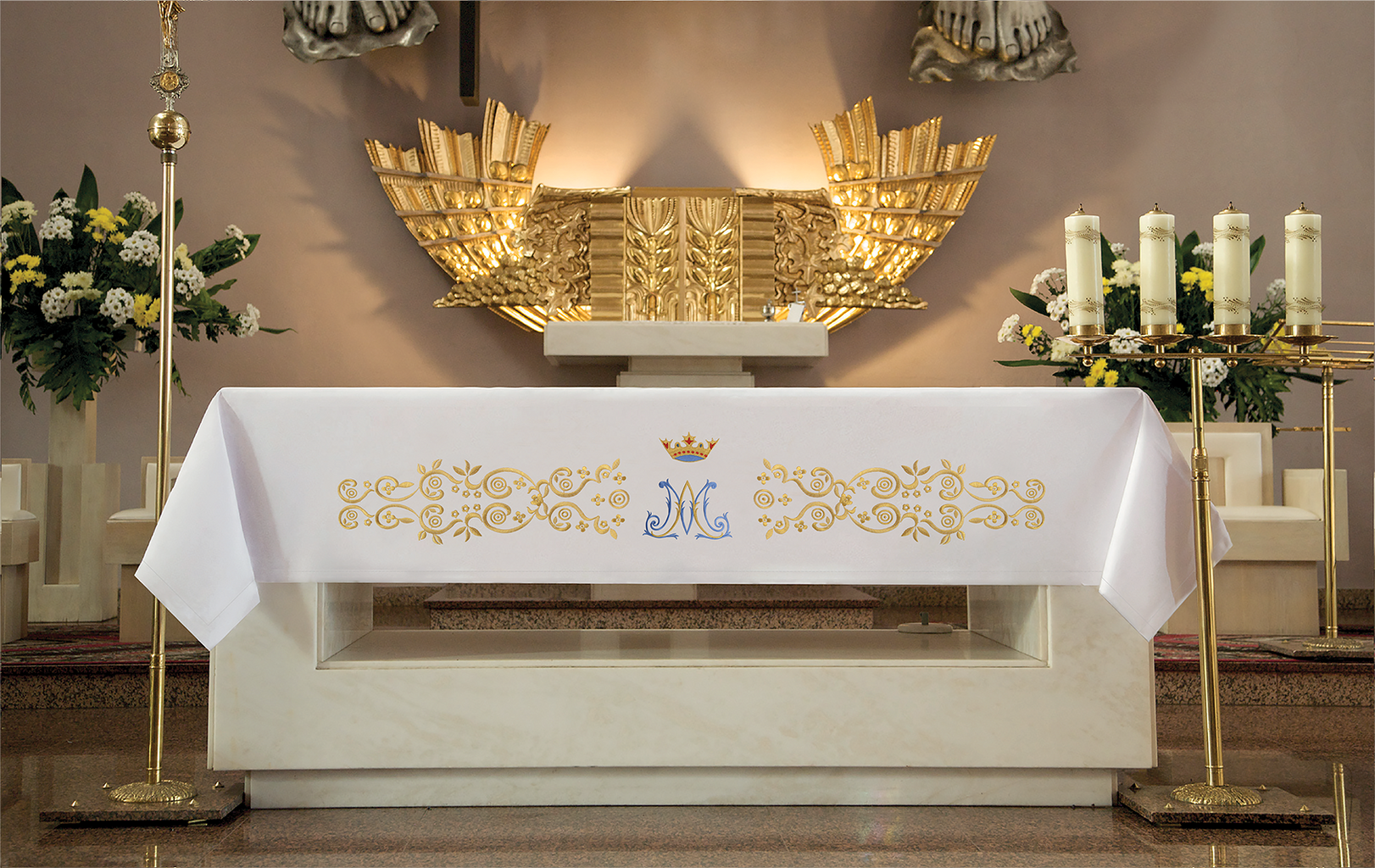Altar cloth with front embroidery in gold with Mary motif