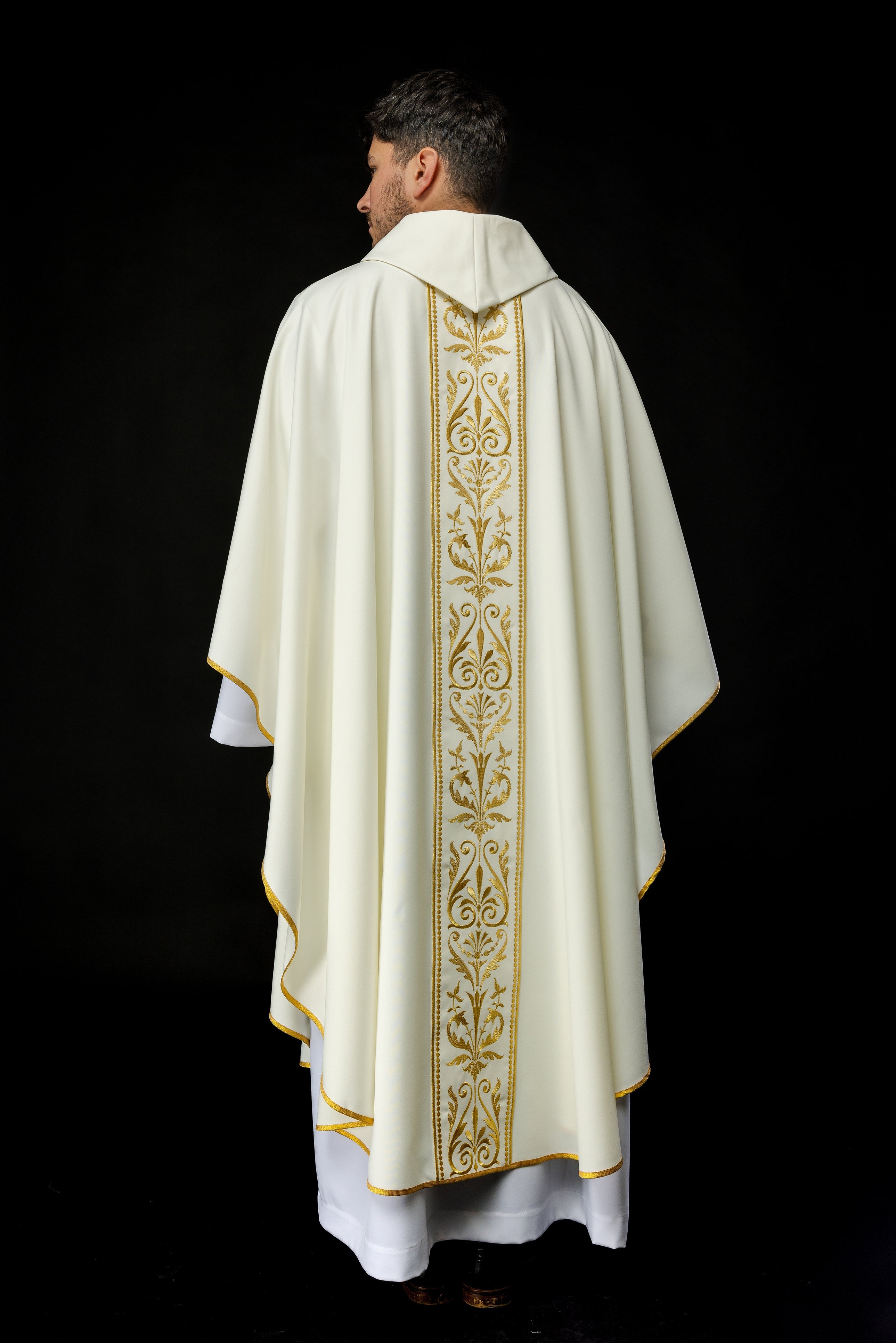 Liturgical chasuble with an embroidered belt in ecru - HAFTINAUSA.COM