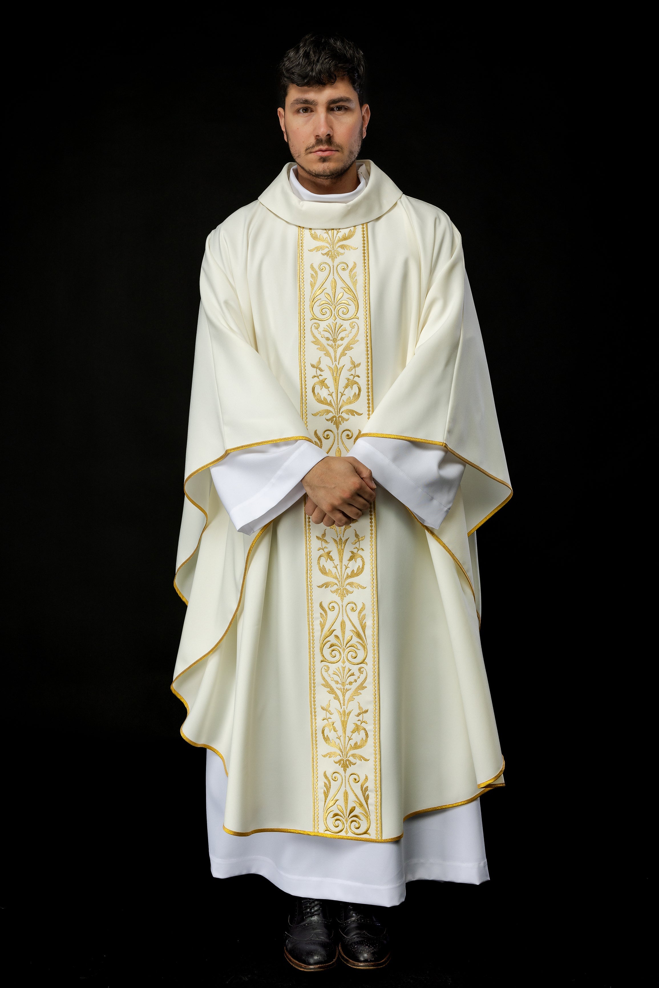 Liturgical chasuble with an embroidered belt in ecru - HAFTINAUSA.COM