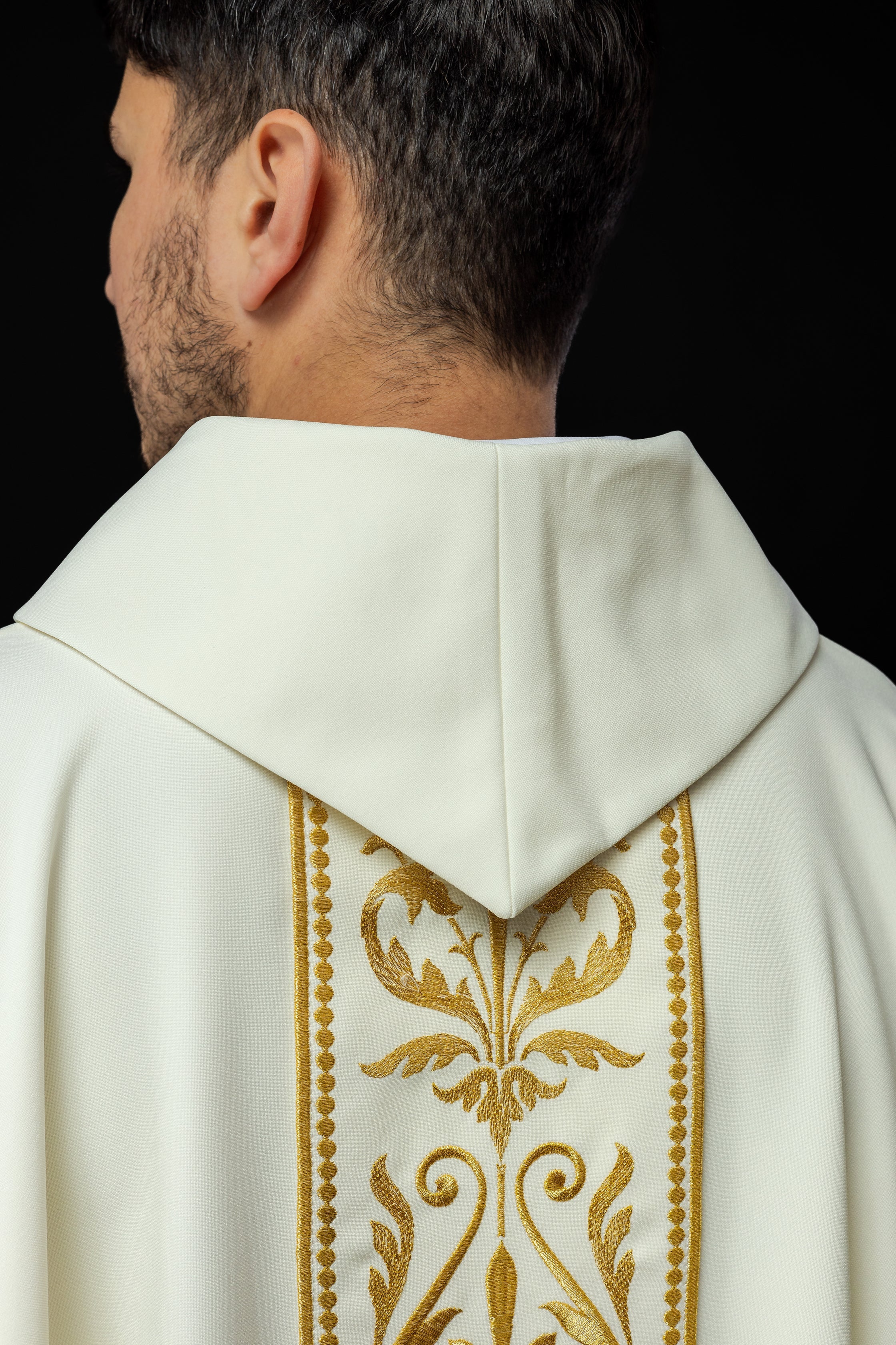 Liturgical chasuble with an embroidered belt in ecru - HAFTINAUSA.COM