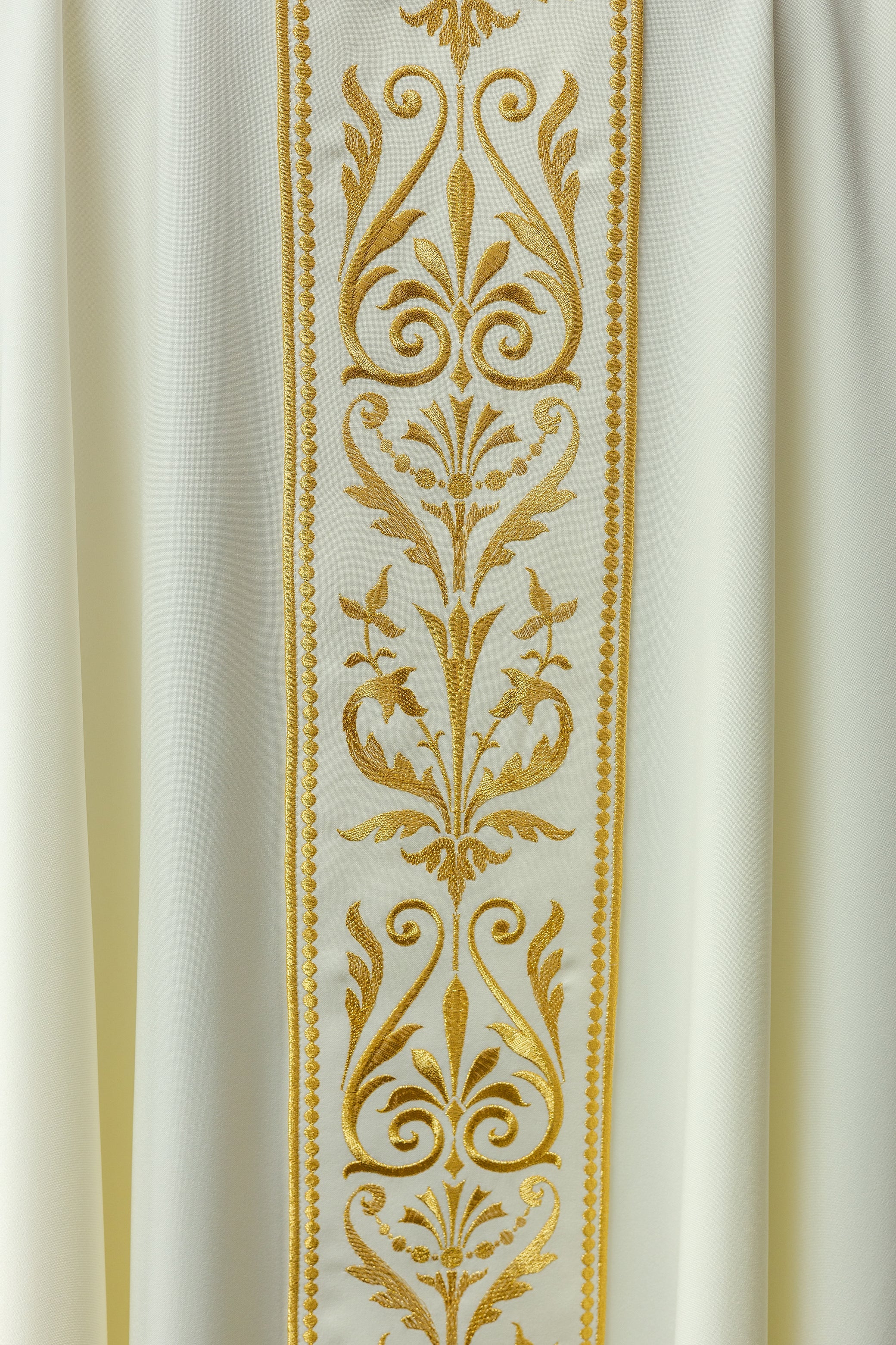 Liturgical chasuble with an embroidered belt in ecru - HAFTINAUSA.COM