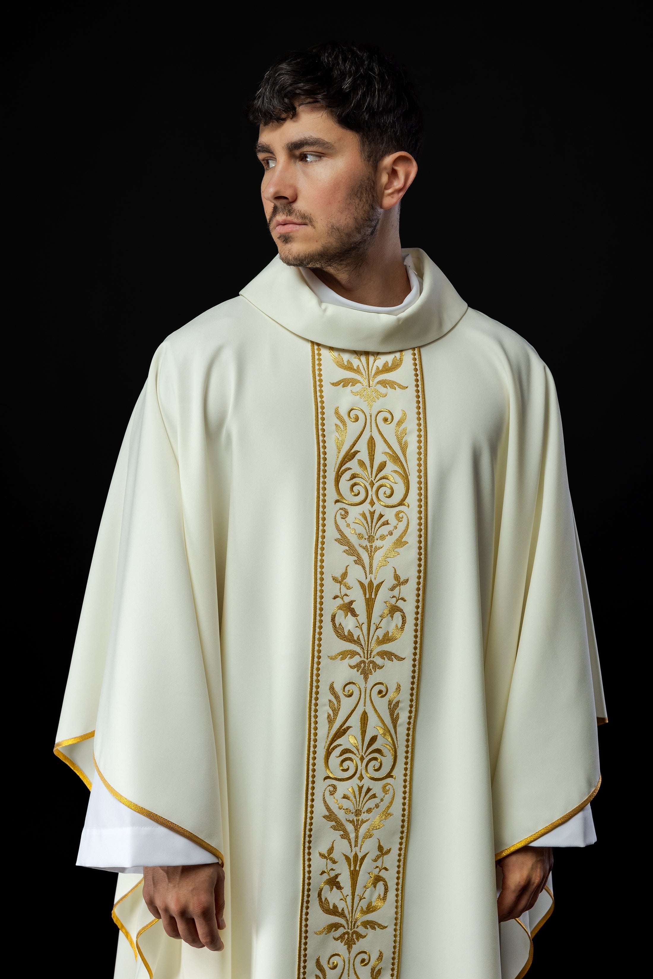 Liturgical chasuble with an embroidered belt in ecru - HAFTINAUSA.COM