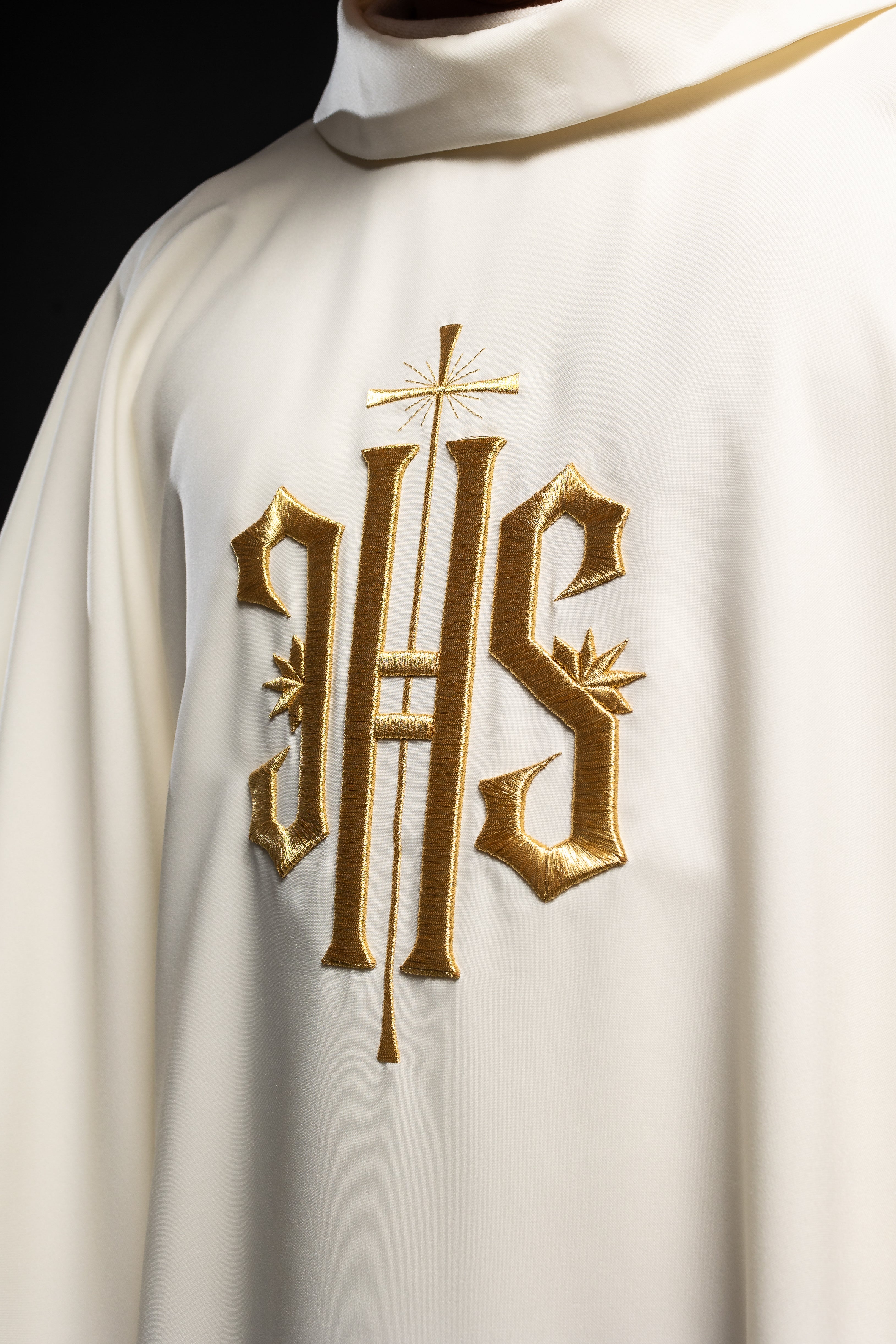 Chasuble with 3D embroidery IHS symbol - HAFTINAUSA.COM