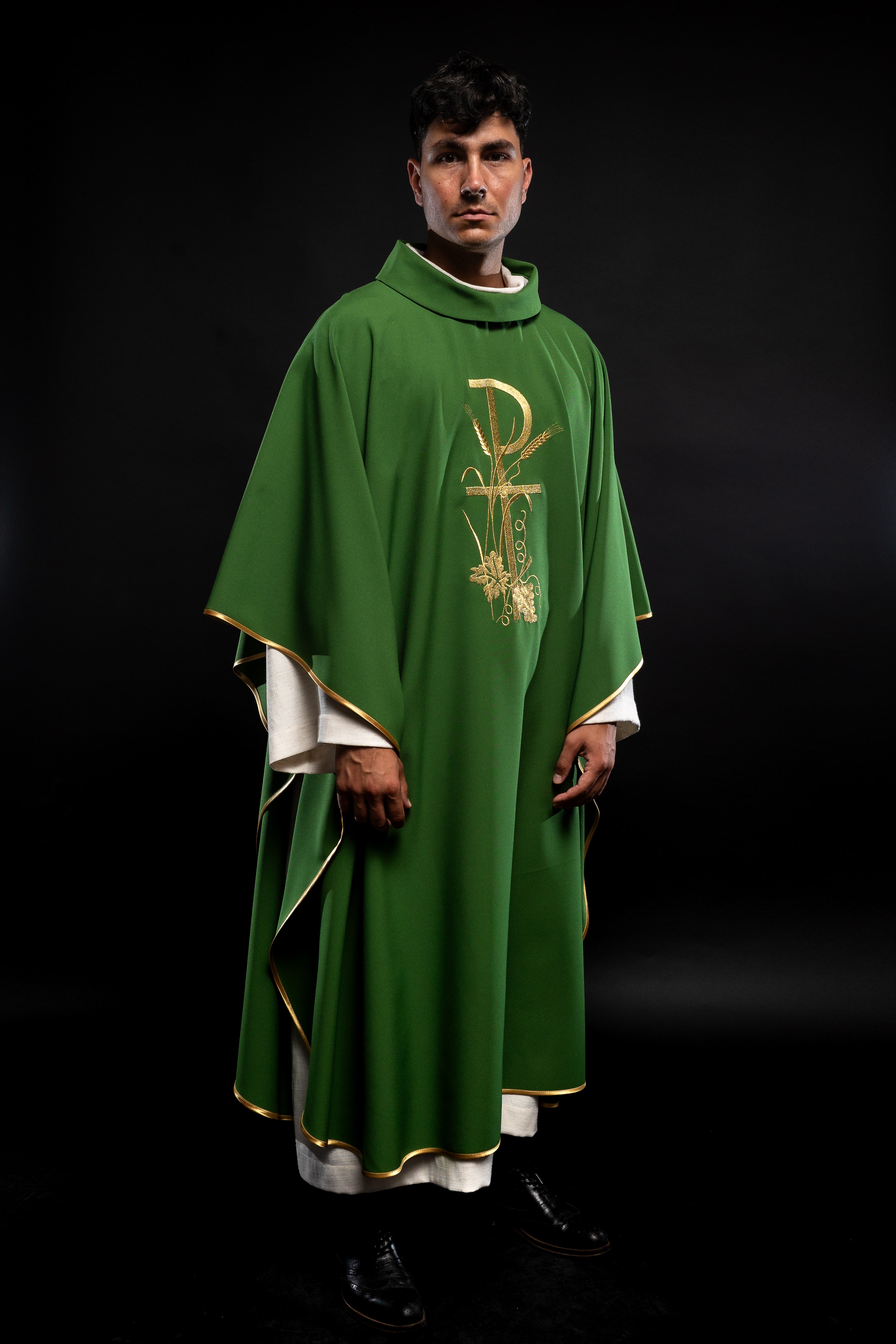 Green chasuble with golden cross embroidery - HAFTINAUSA.COM