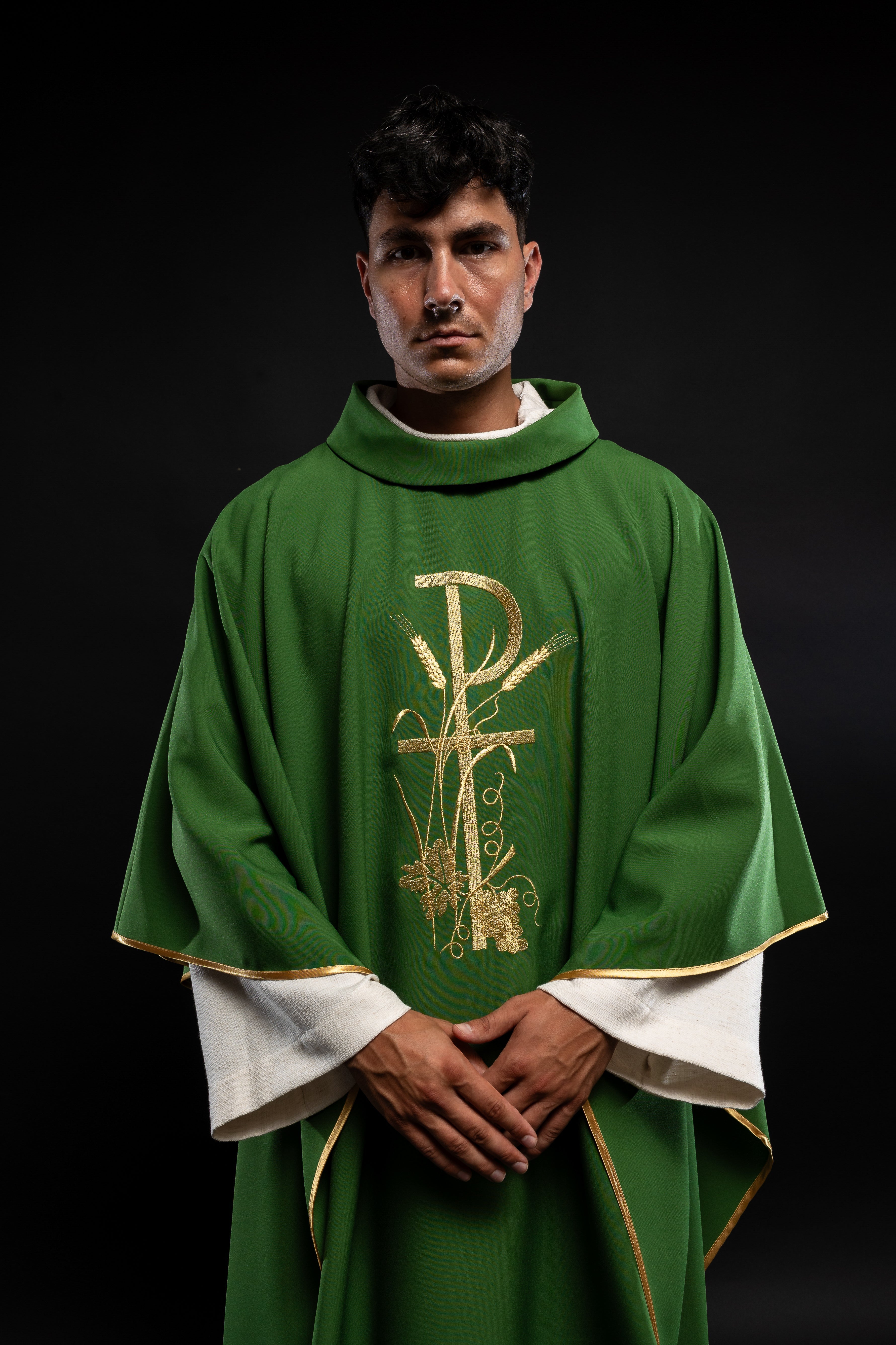 Green chasuble with golden cross embroidery - HAFTINAUSA.COM