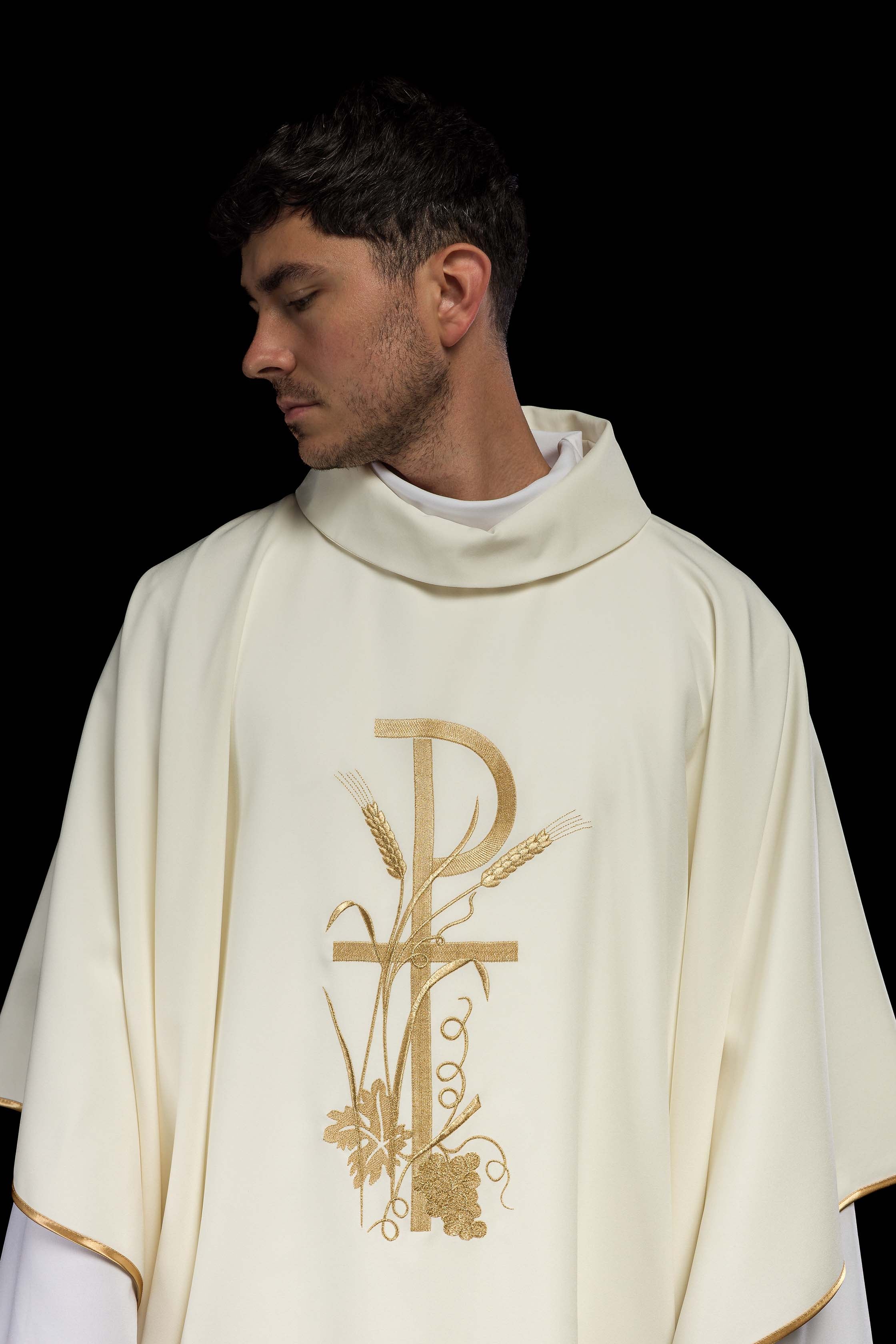 Chasuble embroidered in ecru