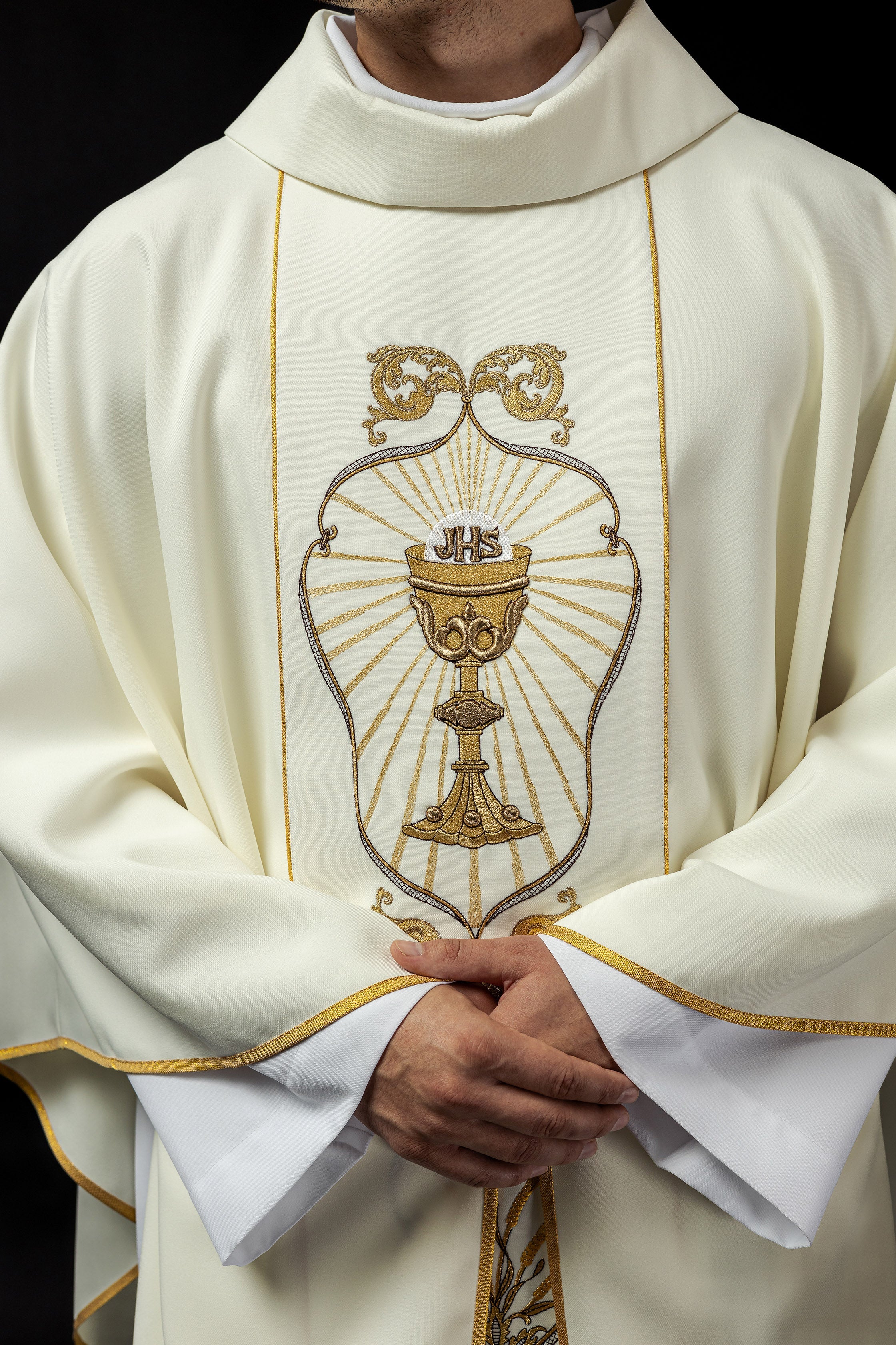 Chasuble with embroidered chalice symbol in ecru