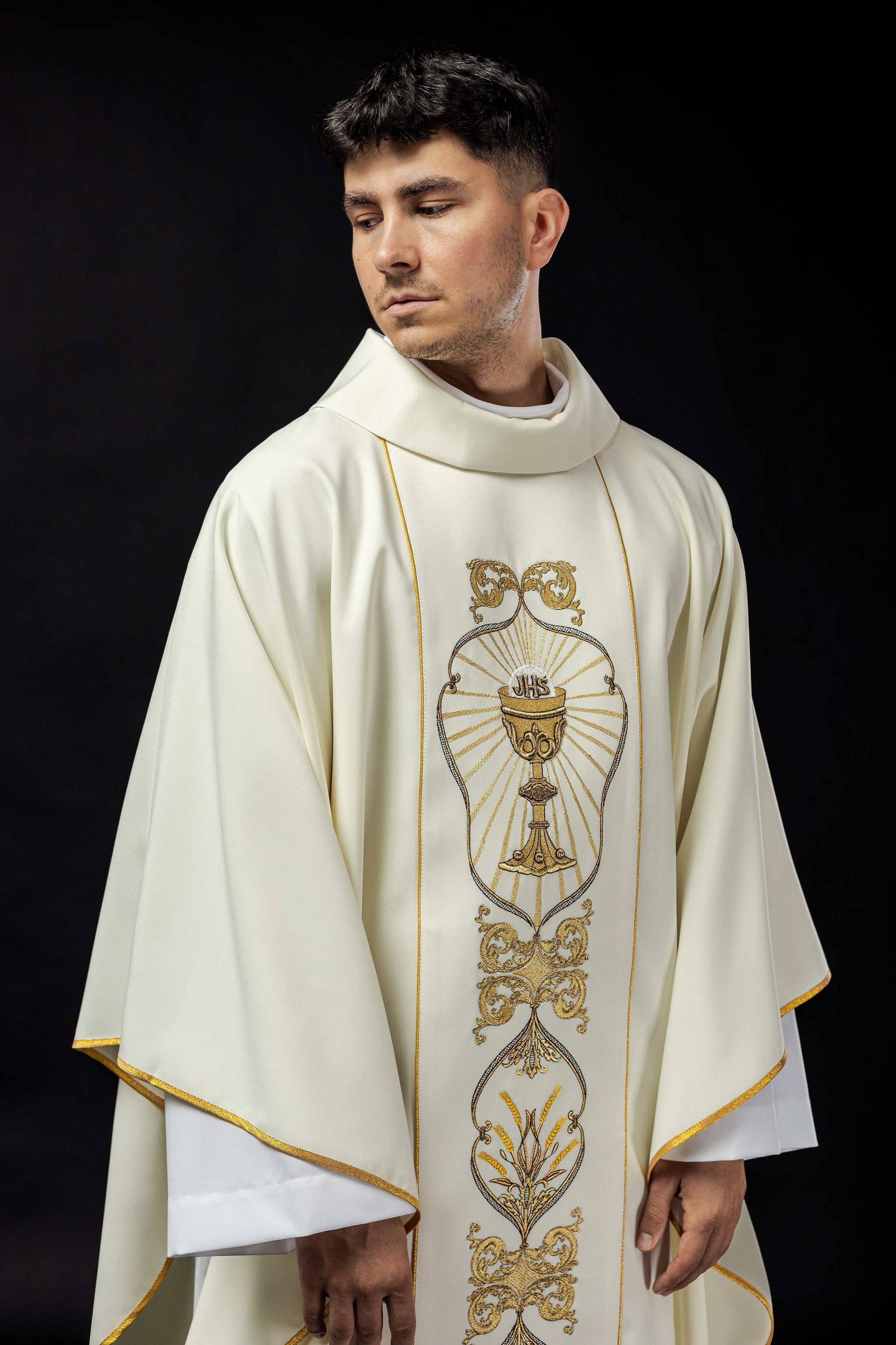 Chasuble with embroidered chalice symbol in ecru