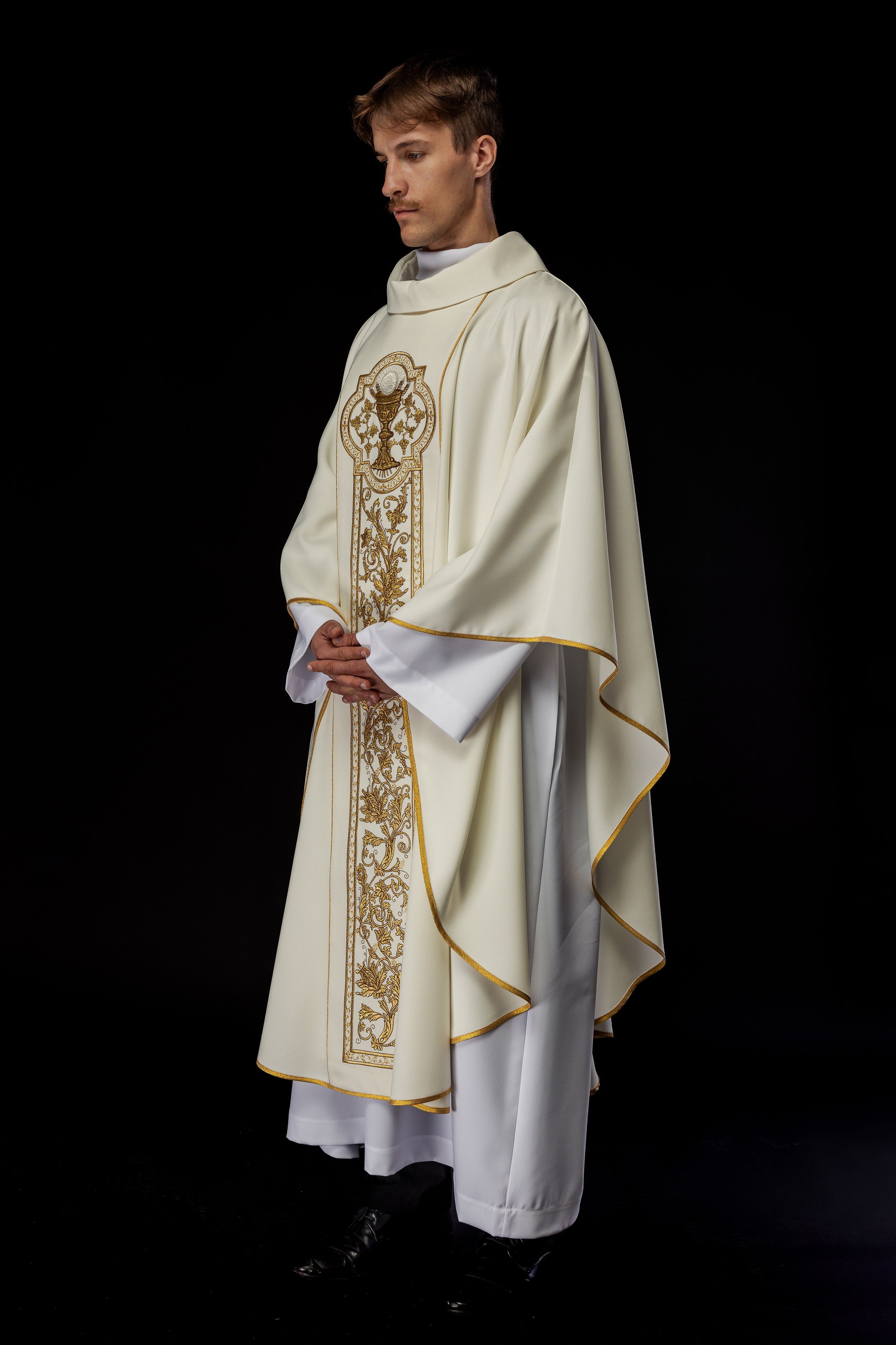 Chasuble with the symbol of the Eucharistic Chalice in ecru - HAFTINAUSA.COM