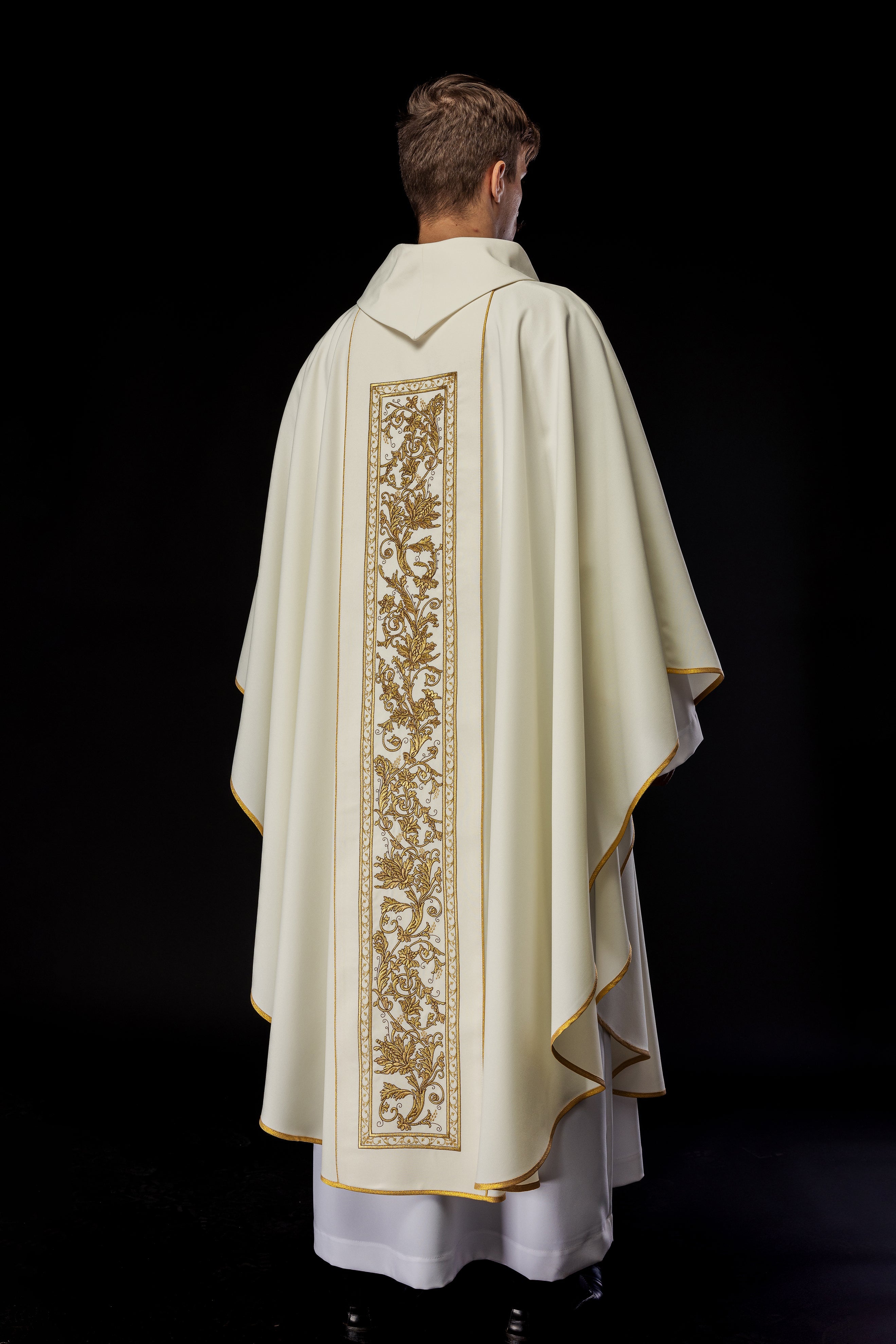 Chasuble with the symbol of the Eucharistic Chalice in ecru - HAFTINAUSA.COM