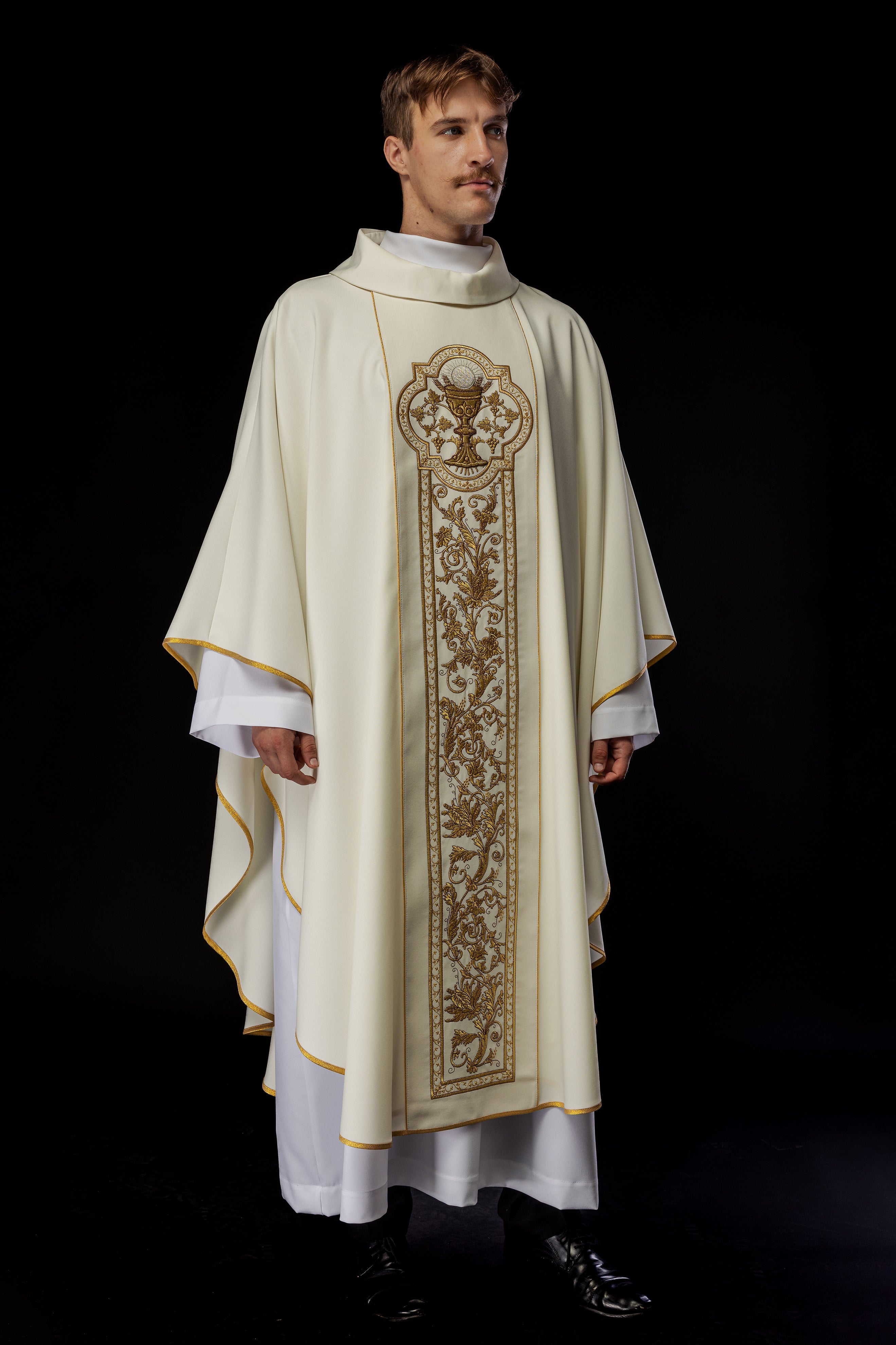 Chasuble with the symbol of the Eucharistic Chalice in ecru - HAFTINAUSA.COM