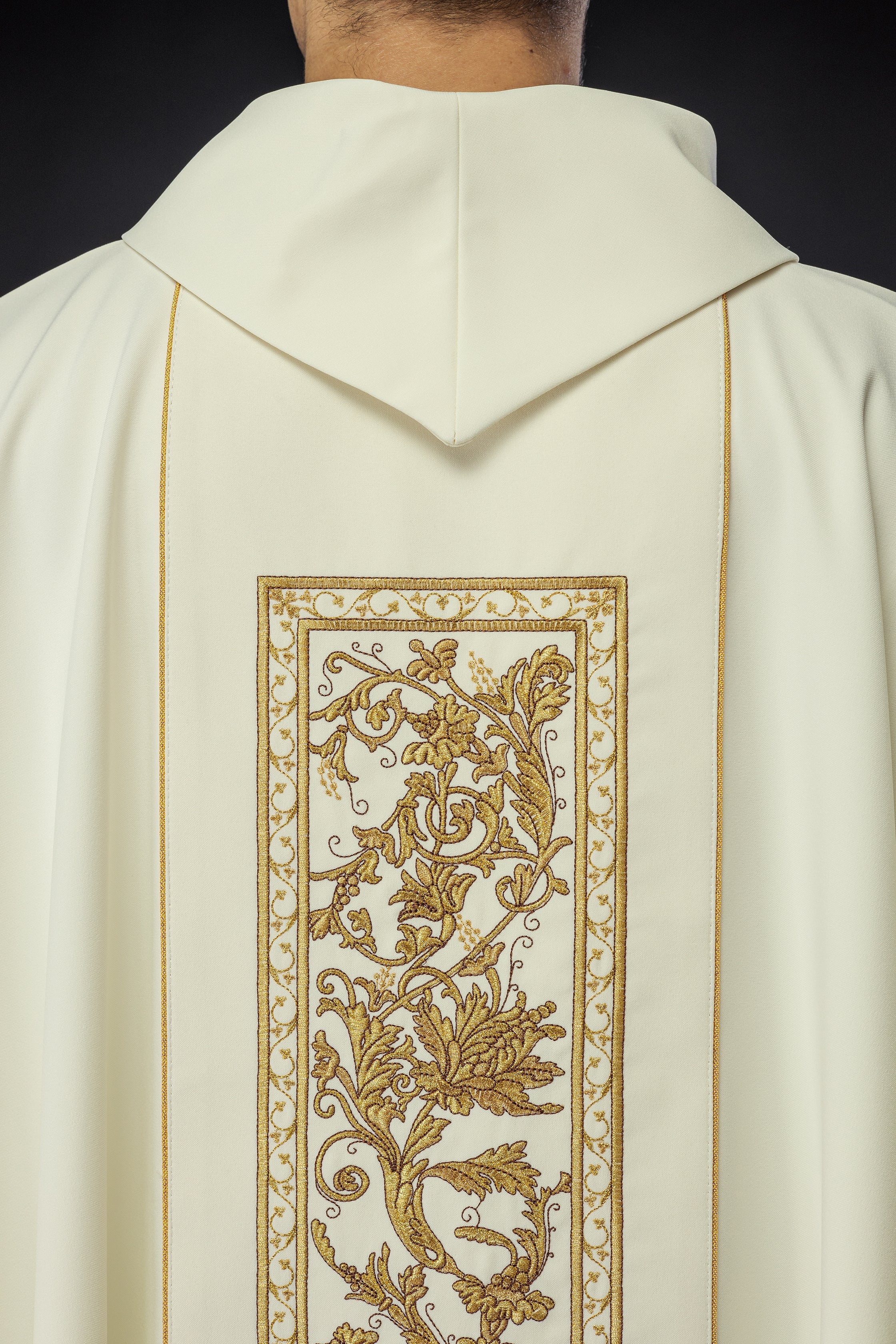 Chasuble with the symbol of the Eucharistic Chalice in ecru - HAFTINAUSA.COM