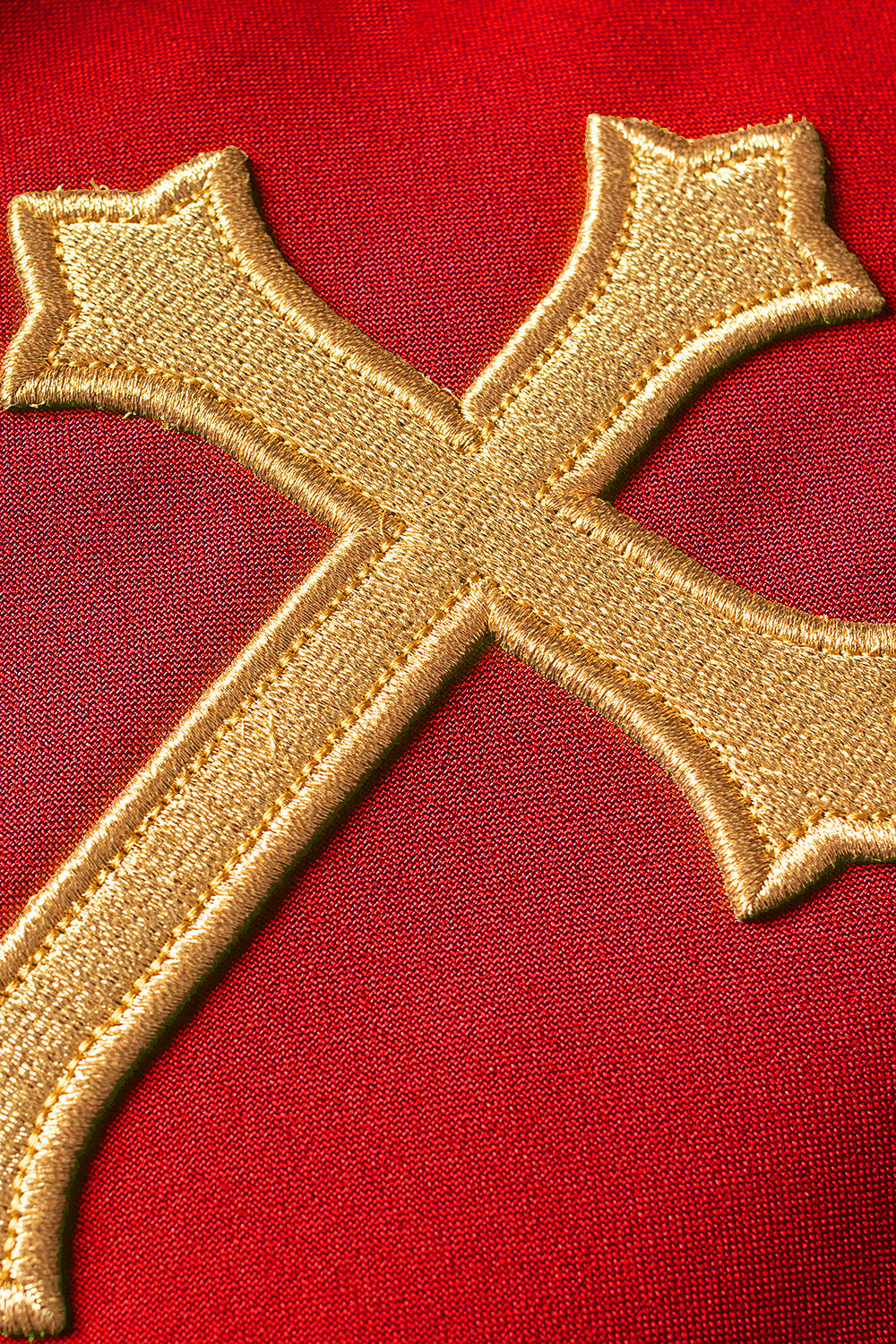 Chasuble embroidered with IHS and grape symbols in red - HAFTINAUSA.COM