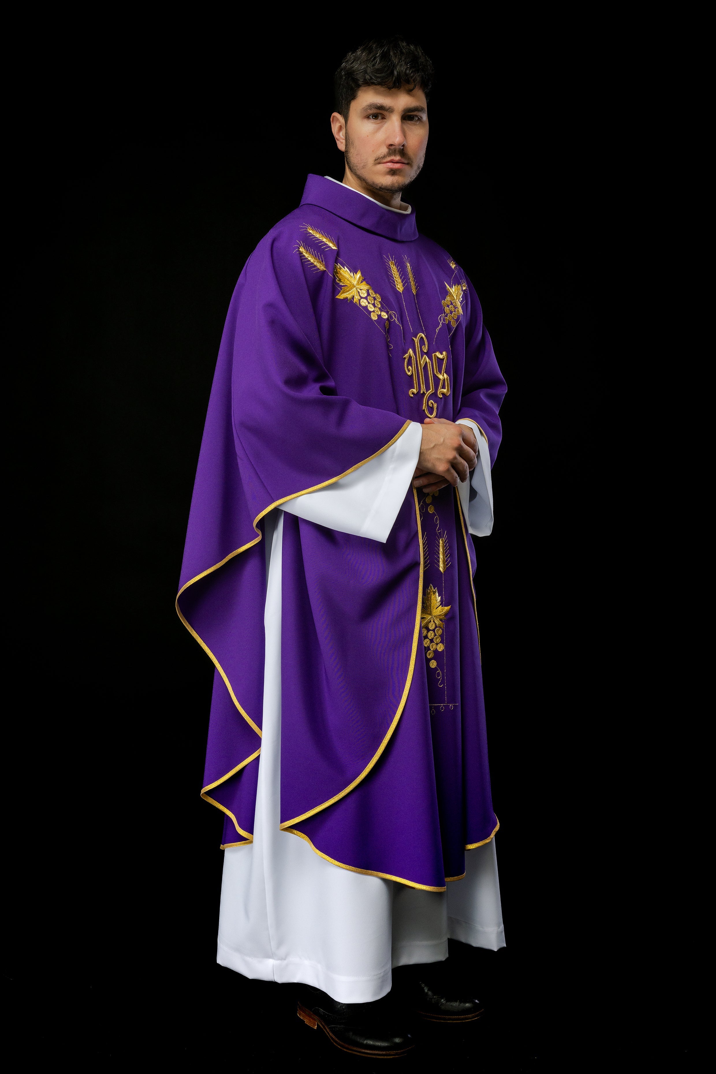 Chasuble embroidered with IHS and grape symbols in purple - HAFTINAUSA.COM