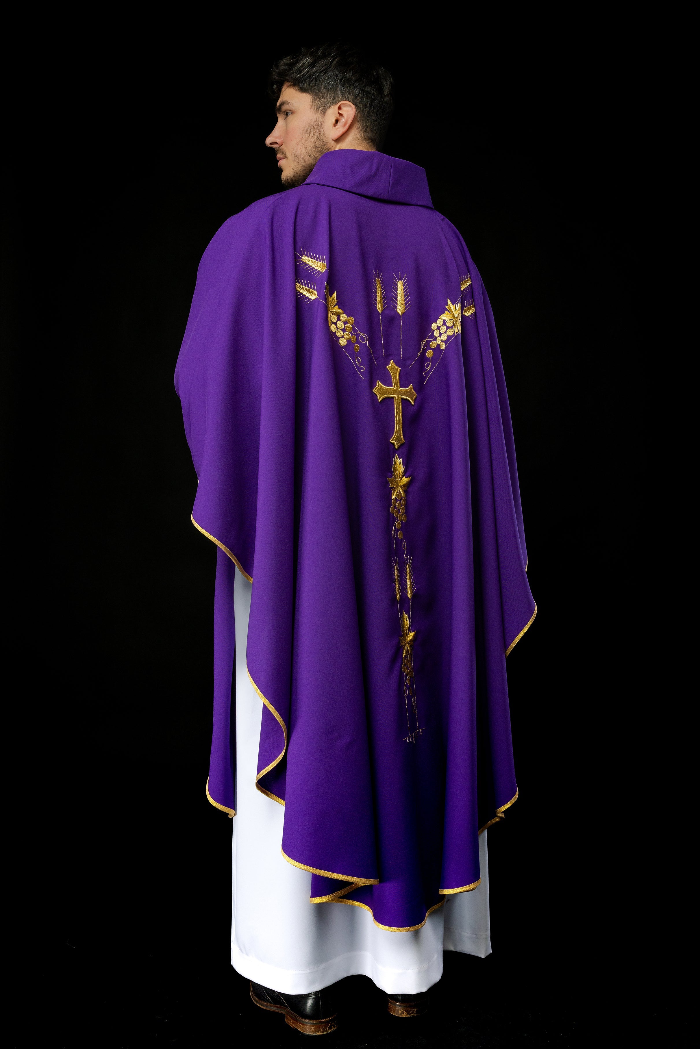 Chasuble embroidered with IHS and grape symbols in purple - HAFTINAUSA.COM