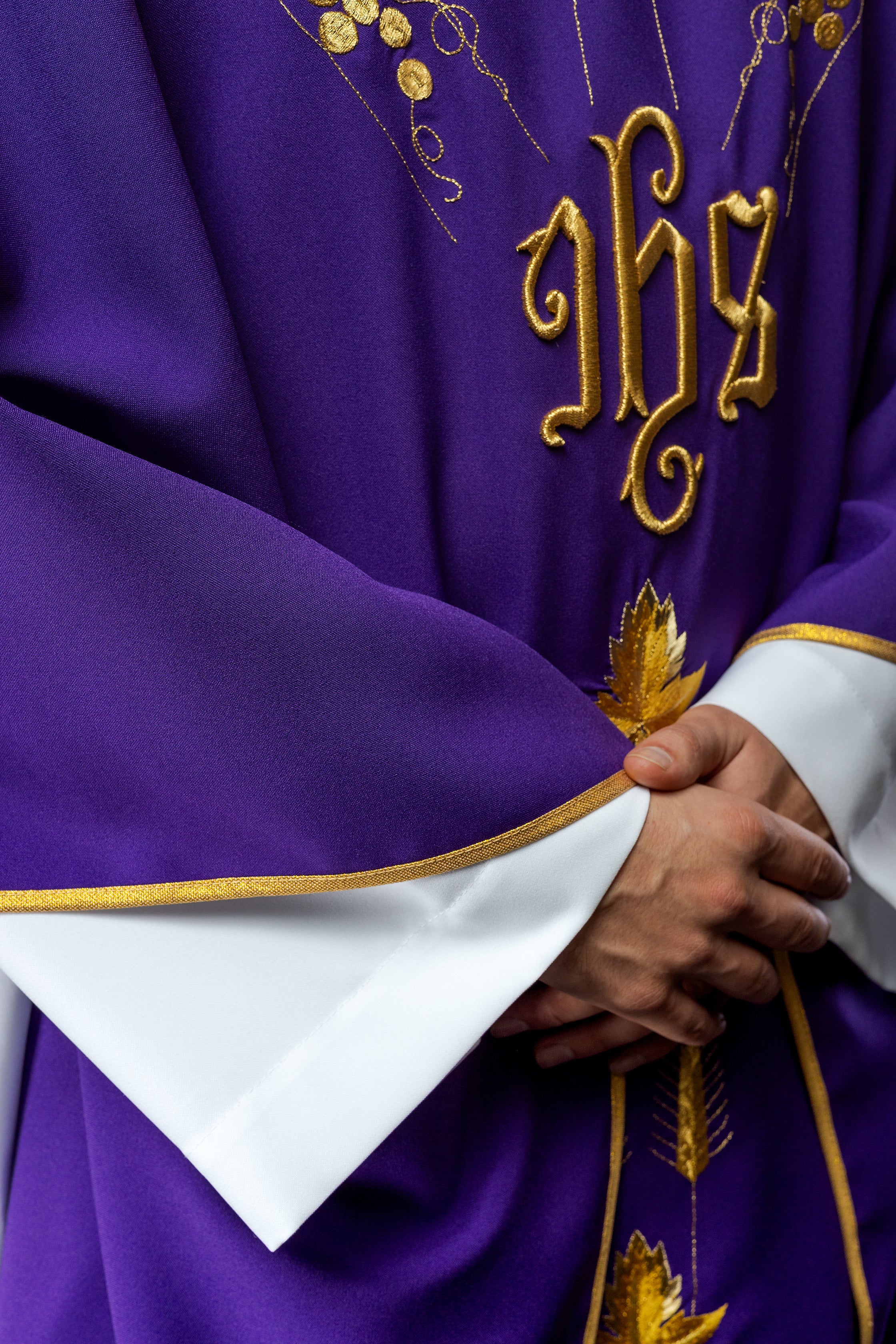 Chasuble embroidered with IHS and grape symbols in purple - HAFTINAUSA.COM