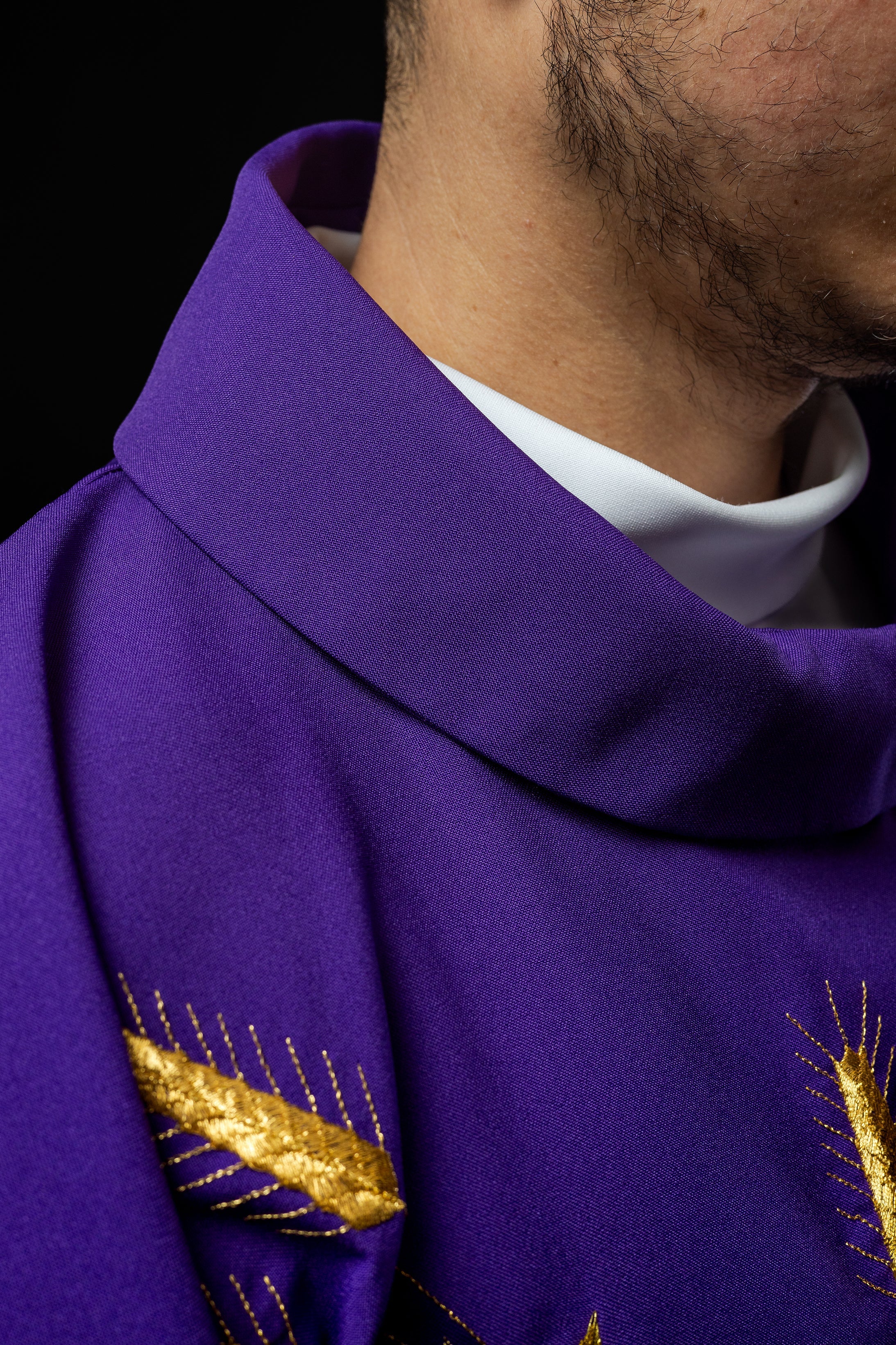 Chasuble embroidered with IHS and grape symbols in purple - HAFTINAUSA.COM