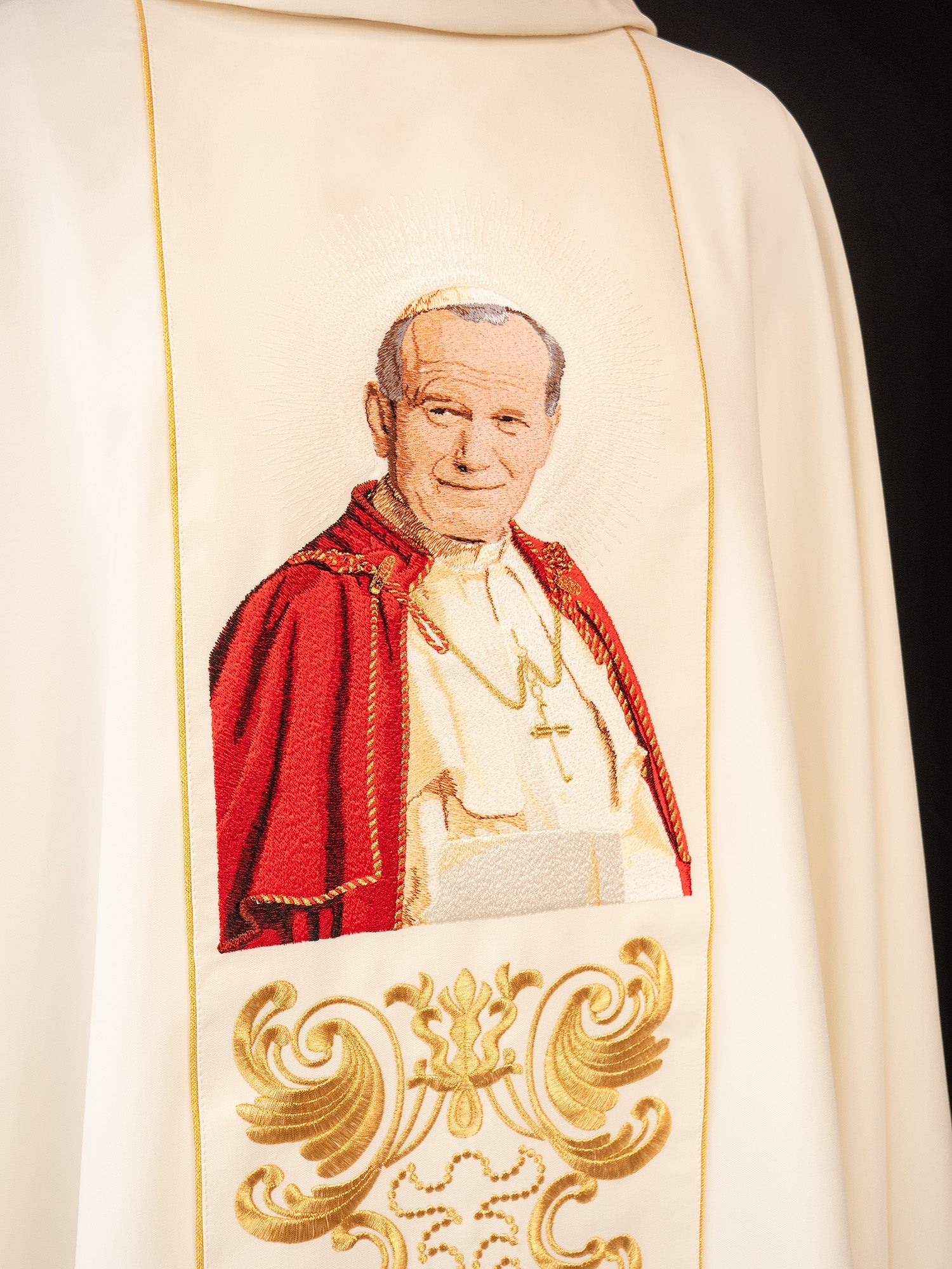 Gold chasuble with image of Pope John Paul II - HAFTINAUSA.COM