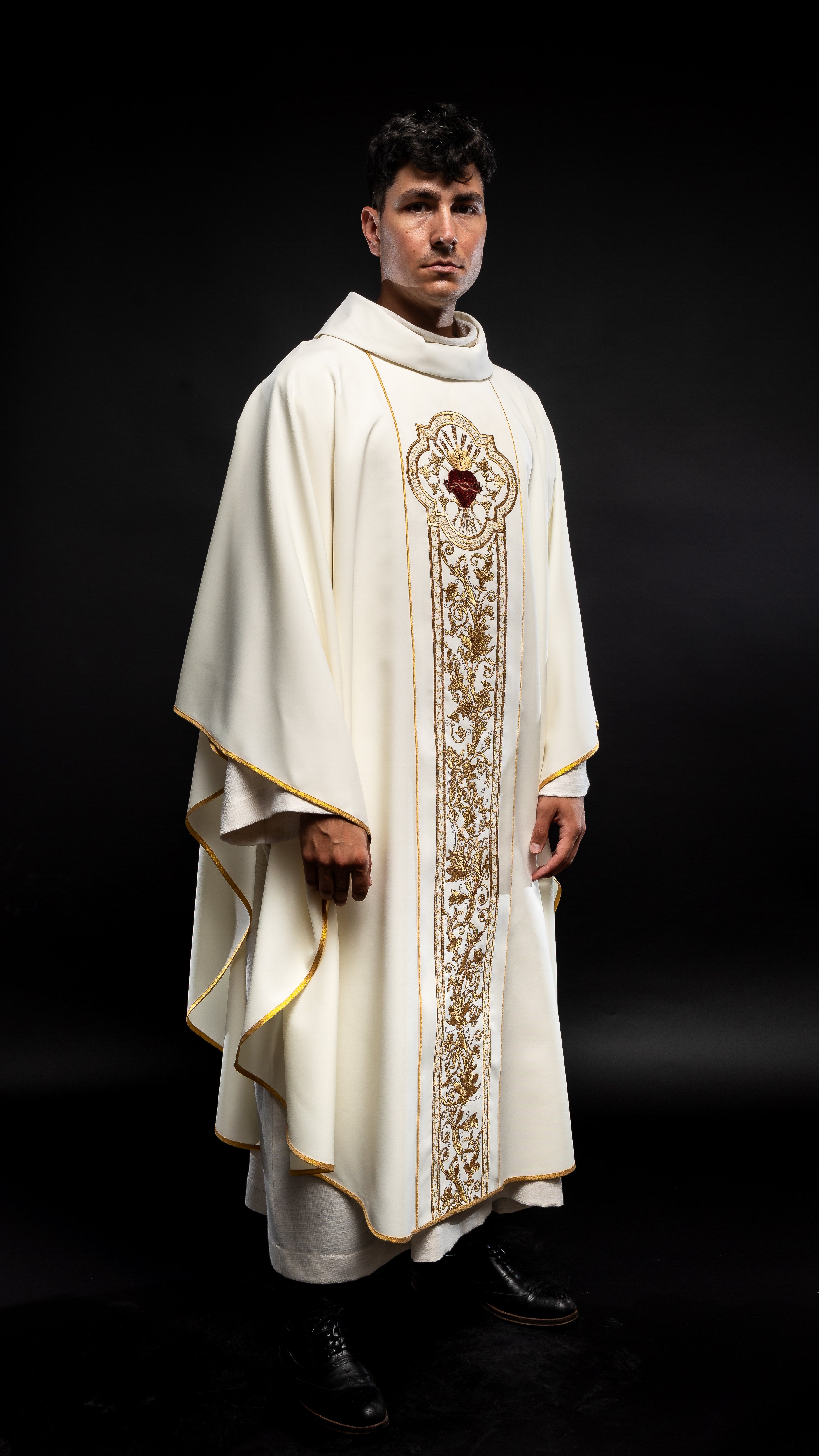 Chasuble richly embroidered with the symbol of the Sacred Heart of Jesus in ecru