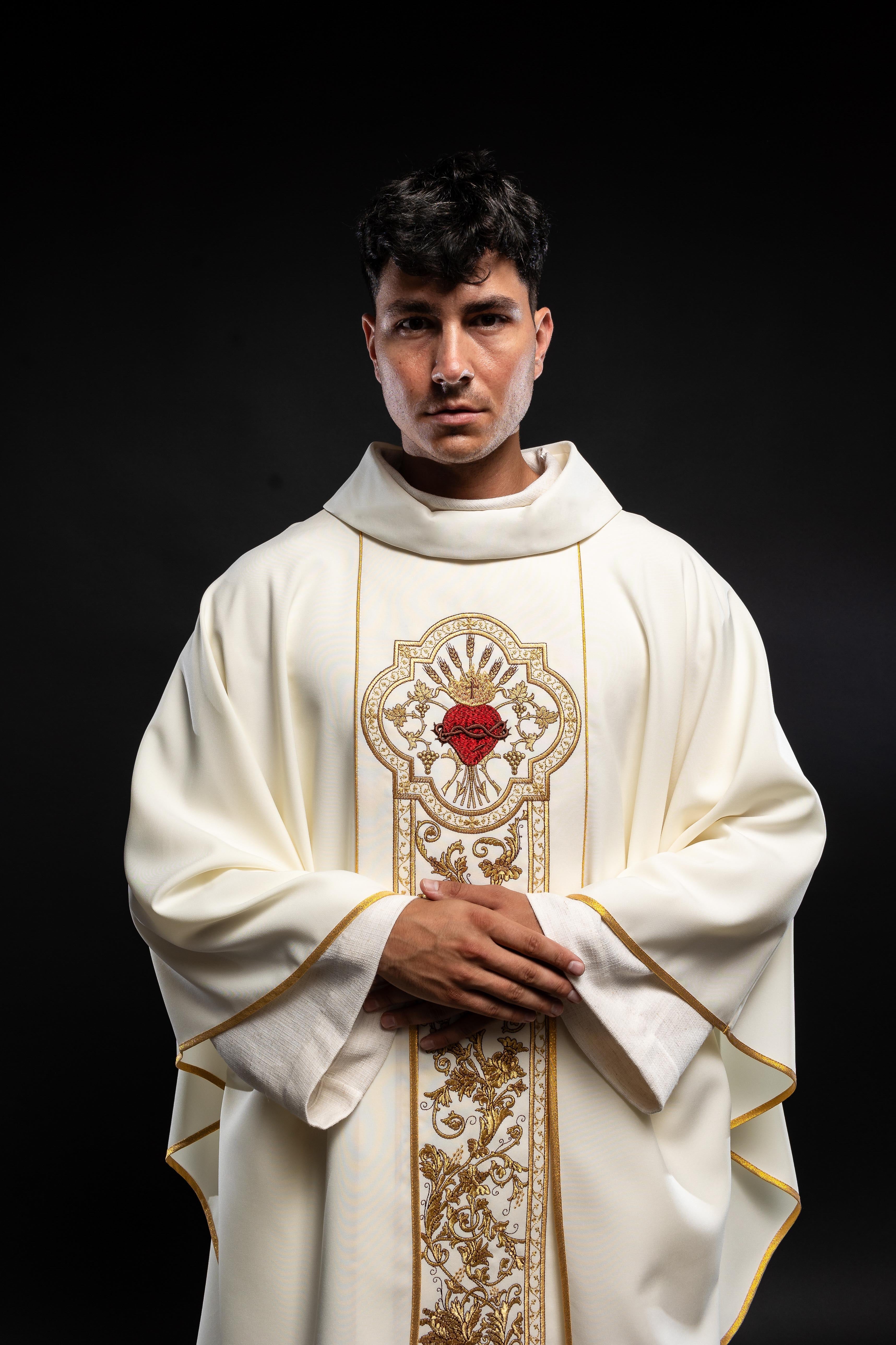 Chasuble richly embroidered with the symbol of the Sacred Heart of Jesus in ecru