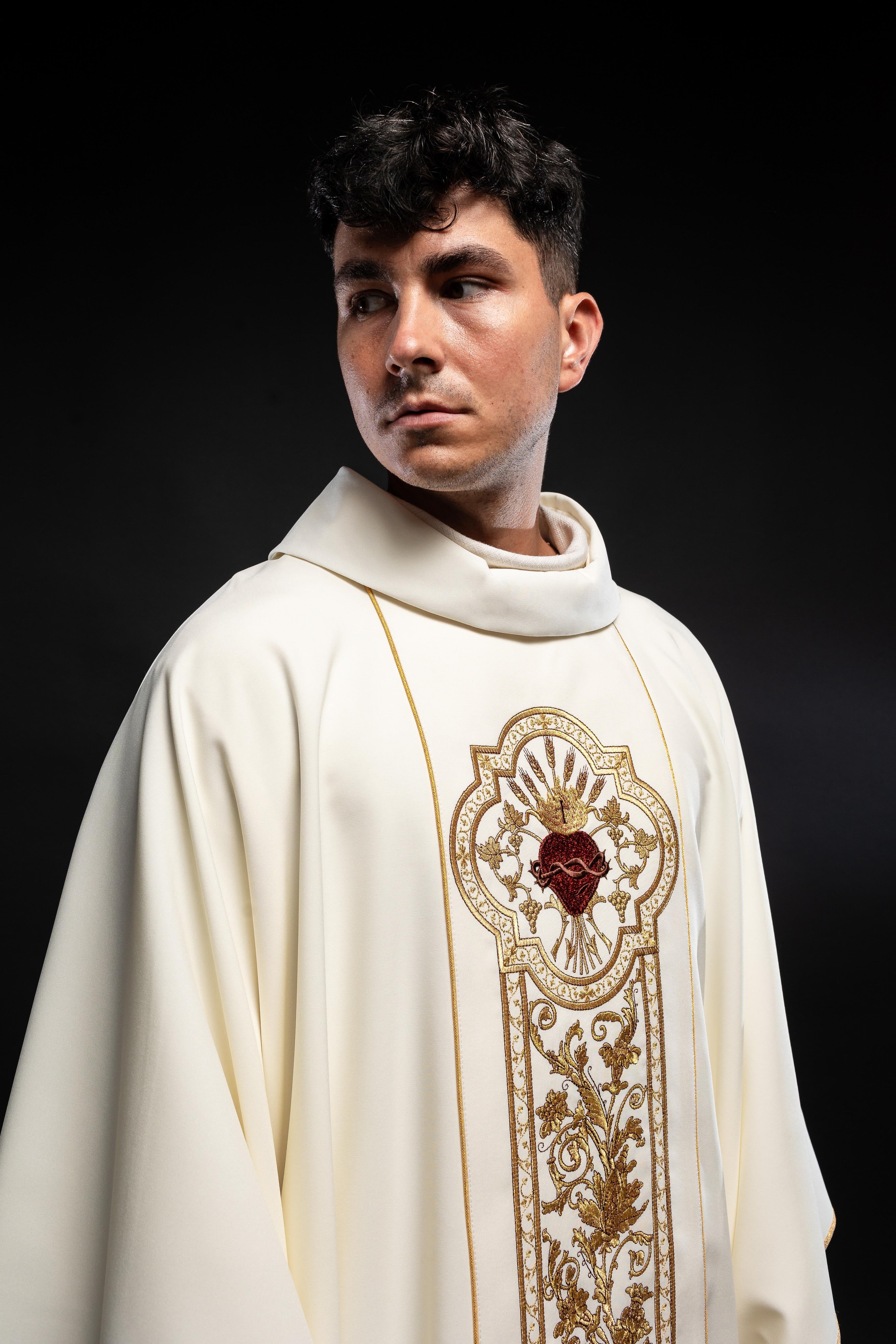 Chasuble richly embroidered with the symbol of the Sacred Heart of Jesus in ecru