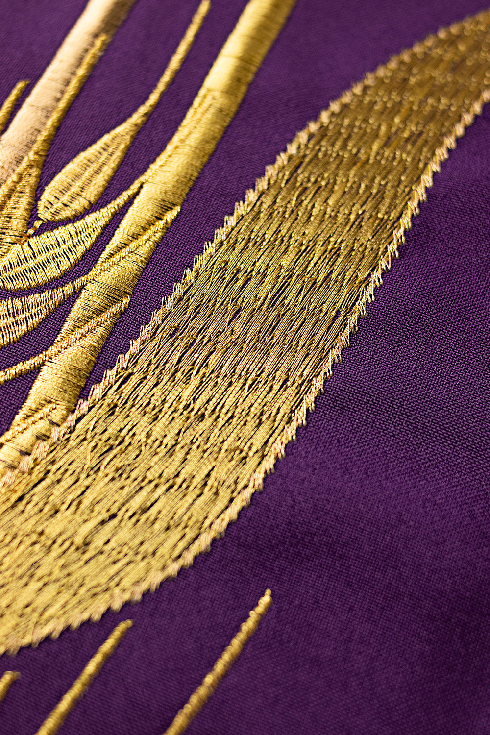 Purple chasuble embroidered with motifs of cross and wheat - HAFTINAUSA.COM