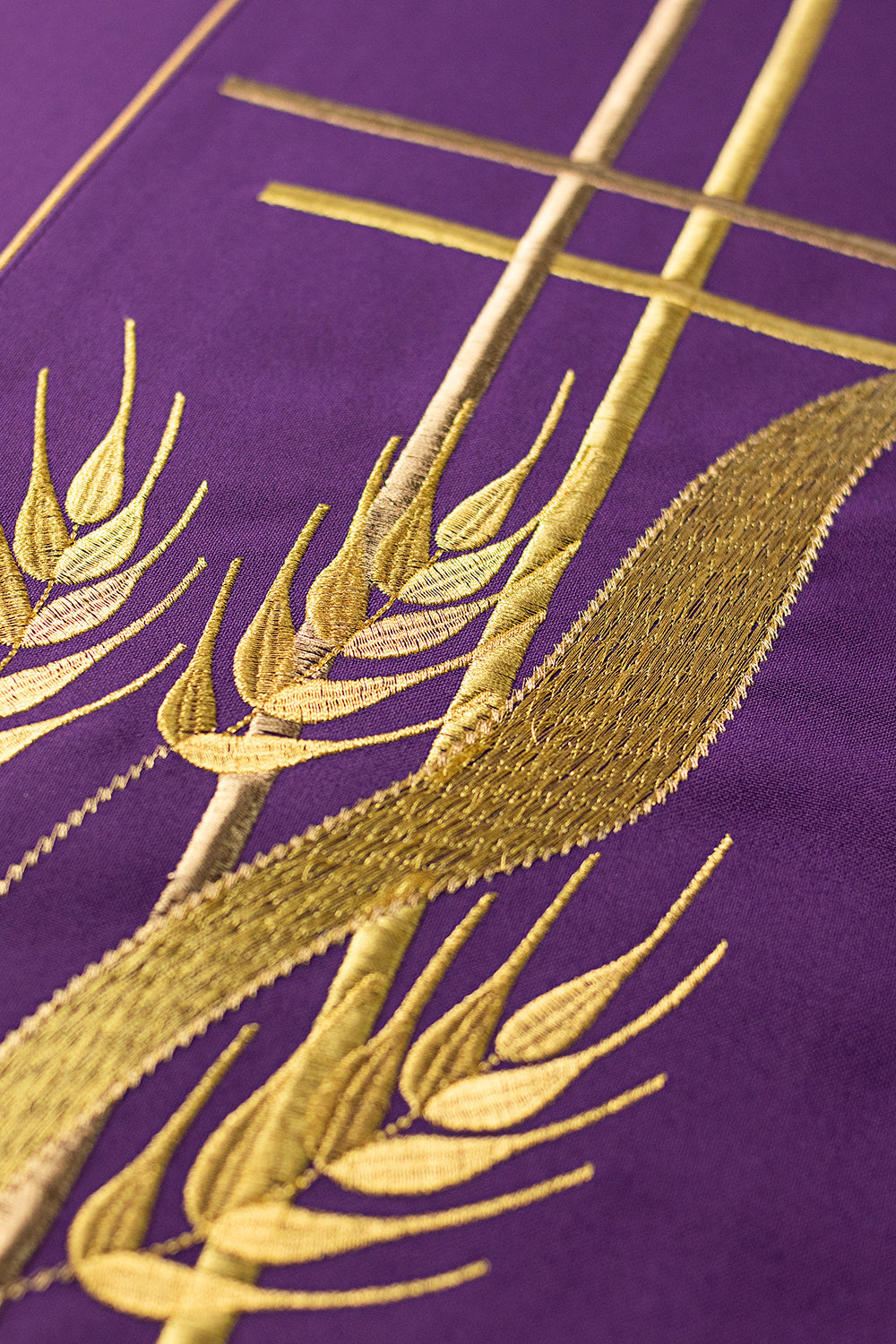 Purple chasuble embroidered with motifs of cross and wheat - HAFTINAUSA.COM