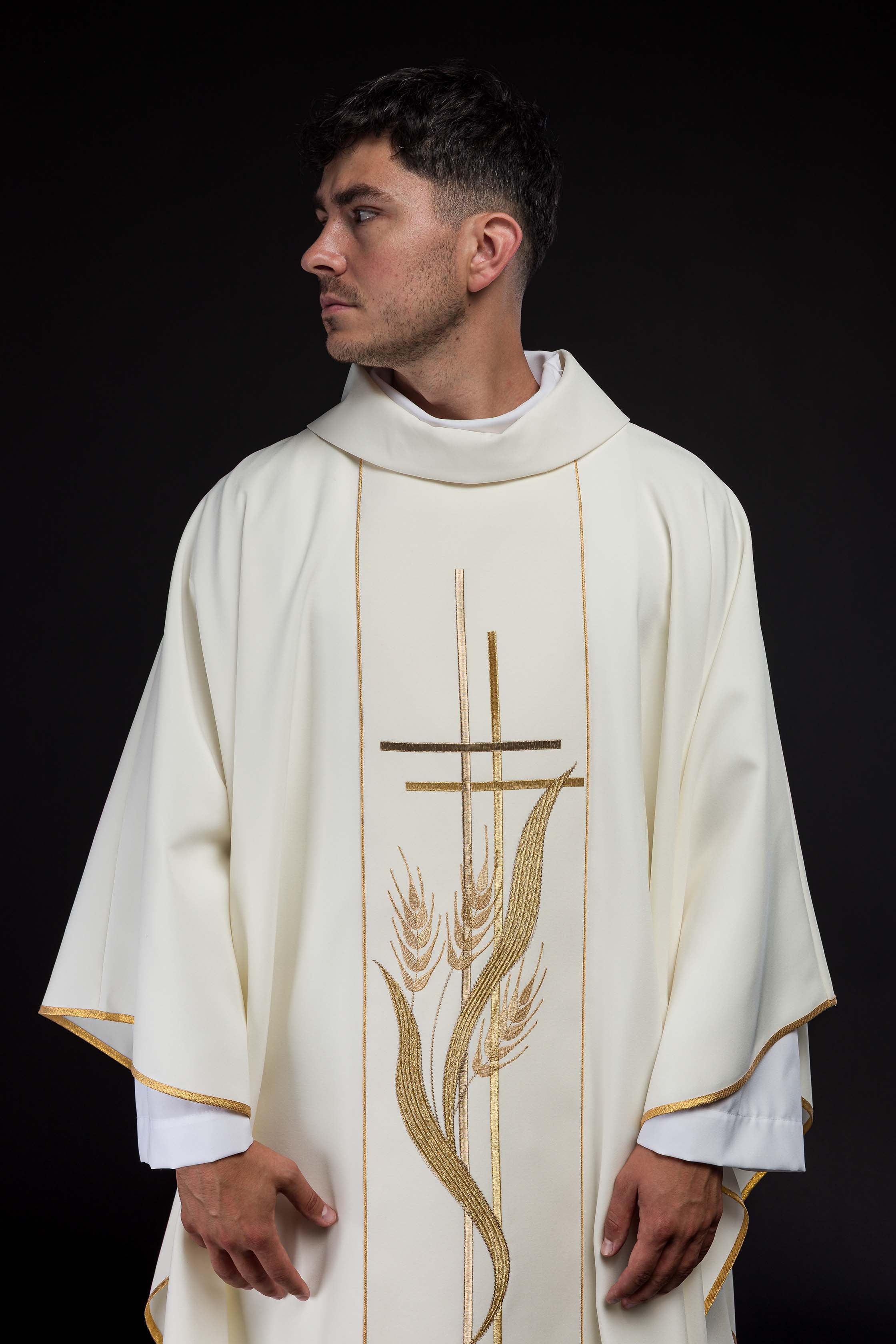 Chasuble embroidered with motifs of cross and wheat in ecru