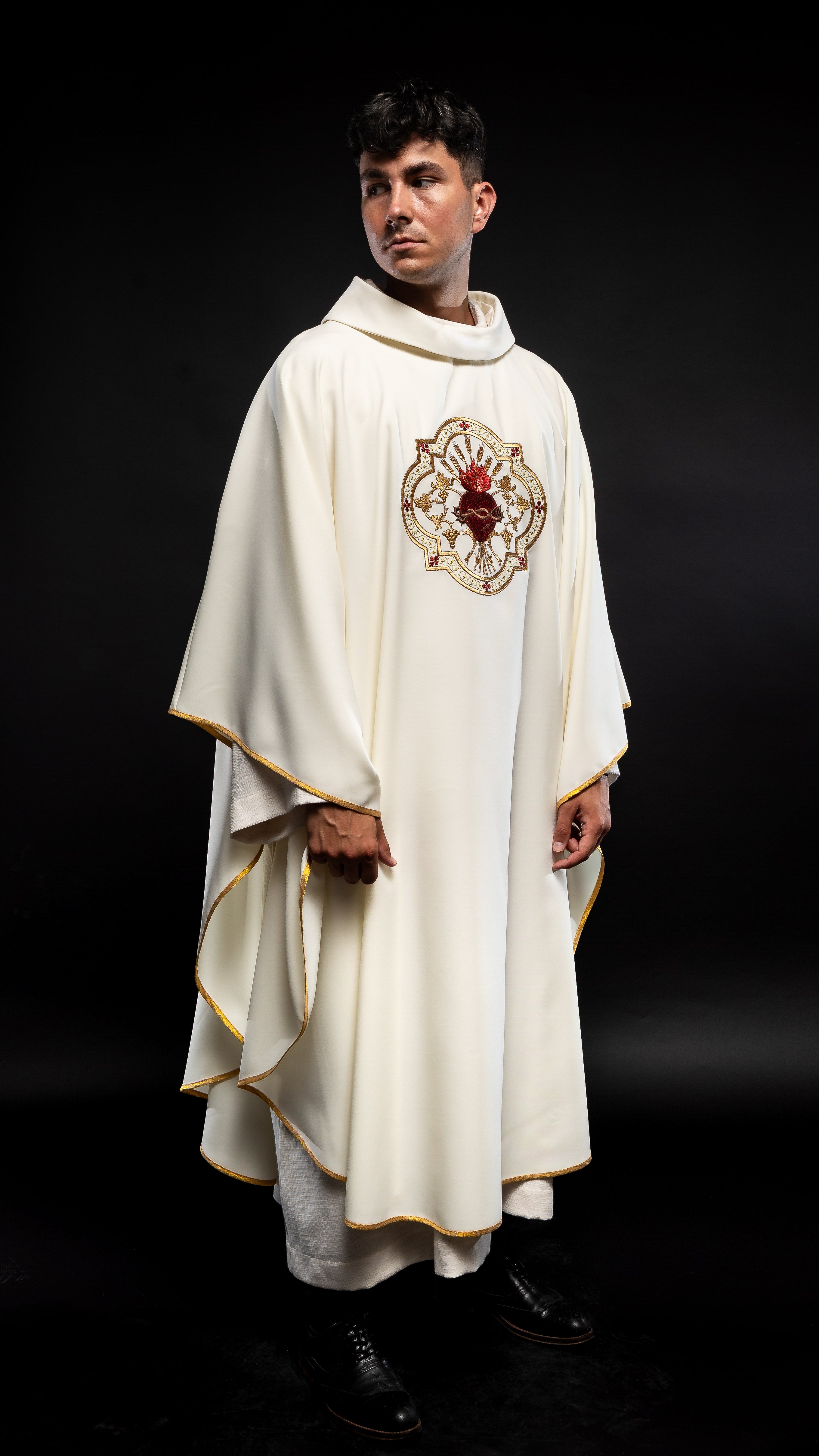 Chasuble embroidered with Sacred Heart of Jesus and Chalice in ecru