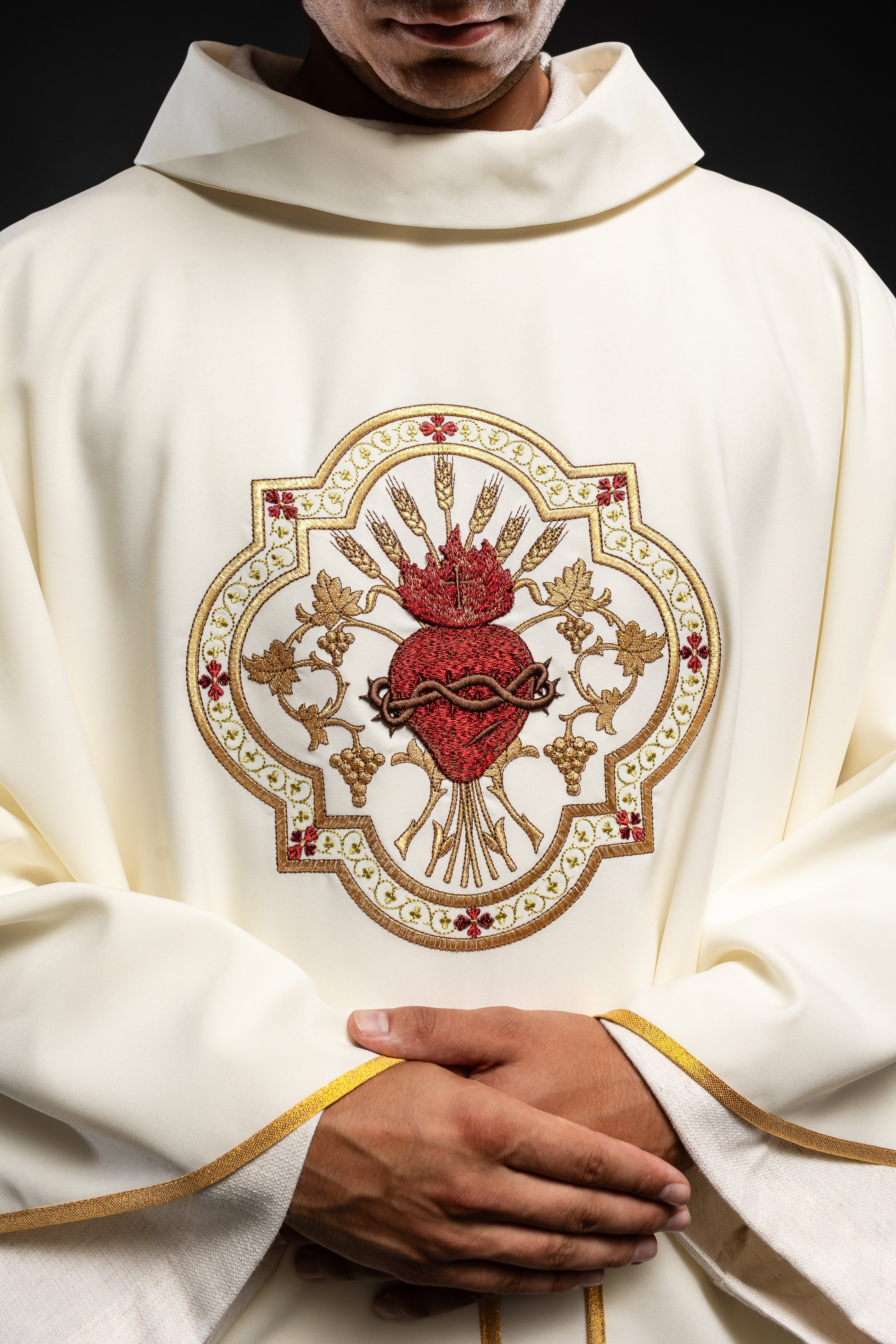 Chasuble embroidered with Sacred Heart of Jesus and Chalice in ecru