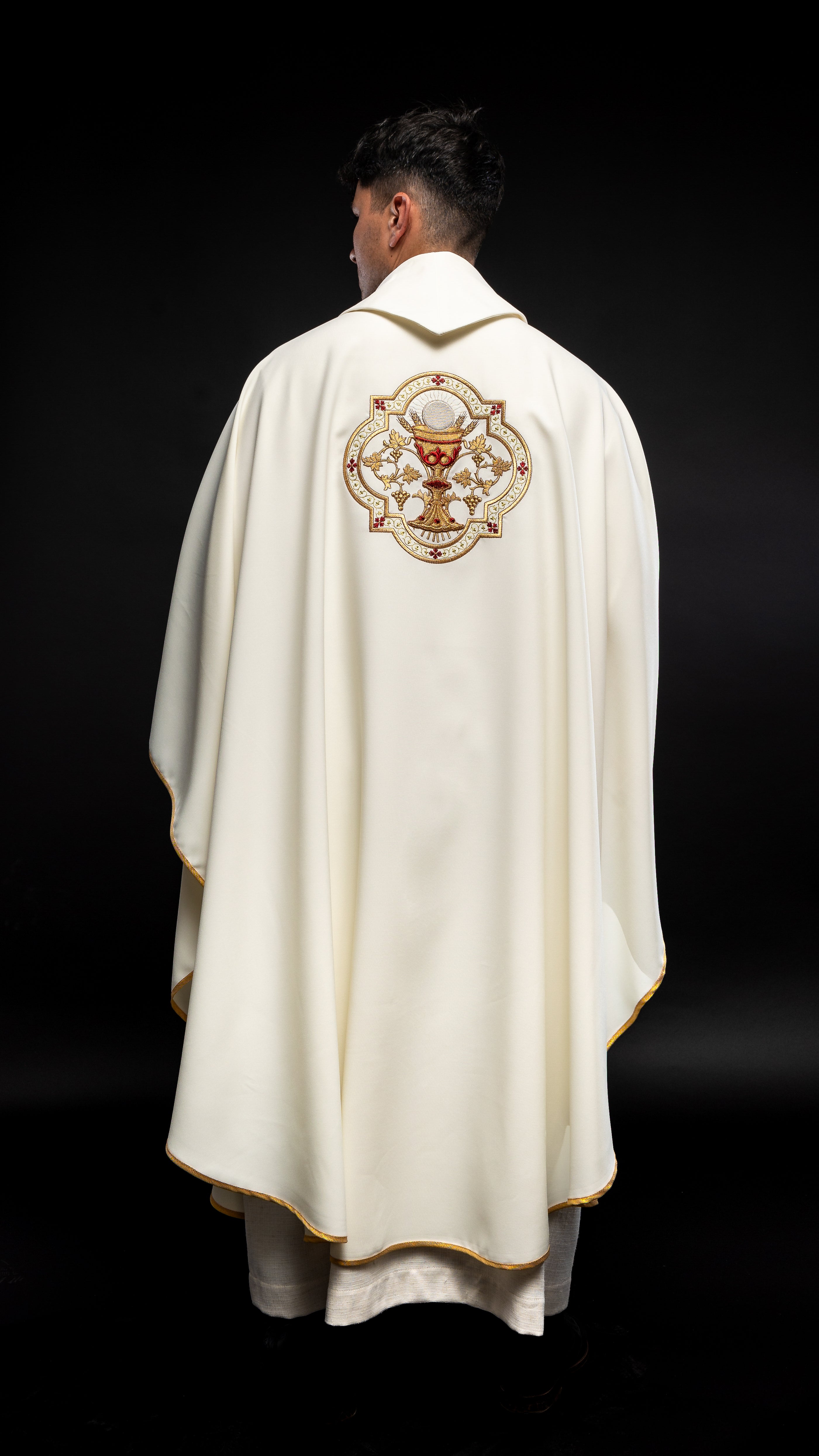 Chasuble embroidered with Sacred Heart of Jesus and Chalice in ecru