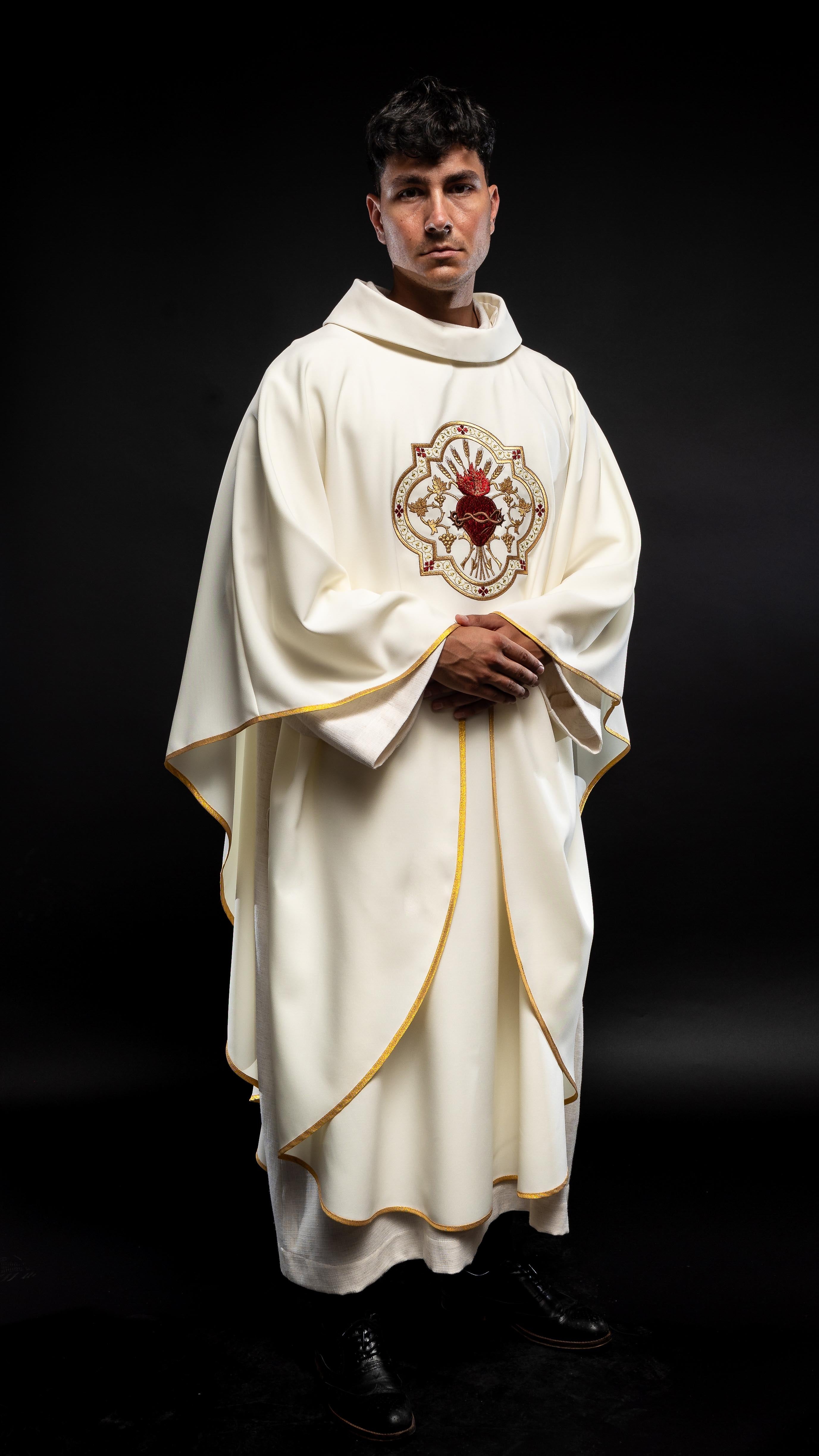 Chasuble embroidered with Sacred Heart of Jesus and Chalice in ecru