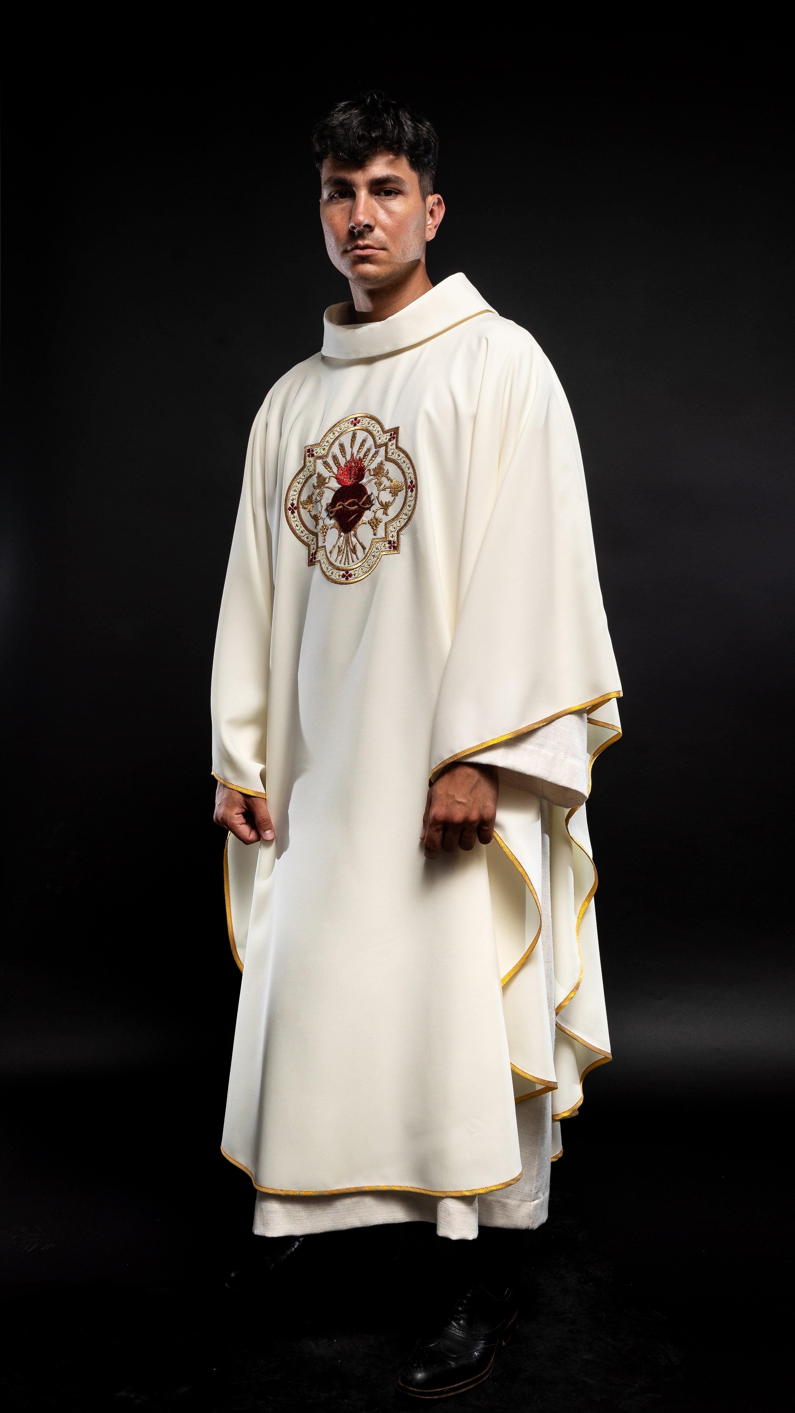 Chasuble embroidered with Sacred Heart of Jesus and Chalice in ecru