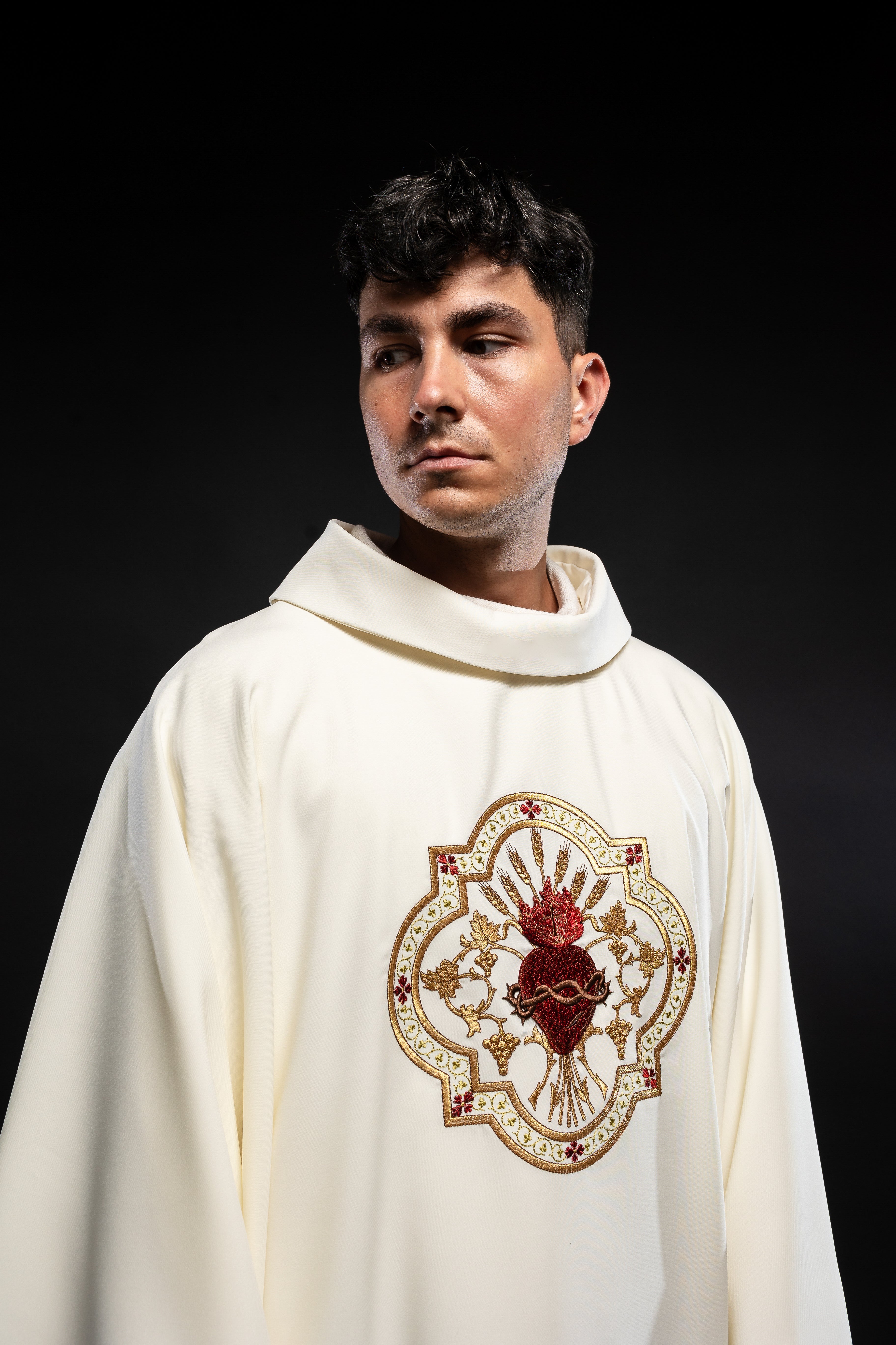 Chasuble embroidered with Sacred Heart of Jesus and Chalice in ecru