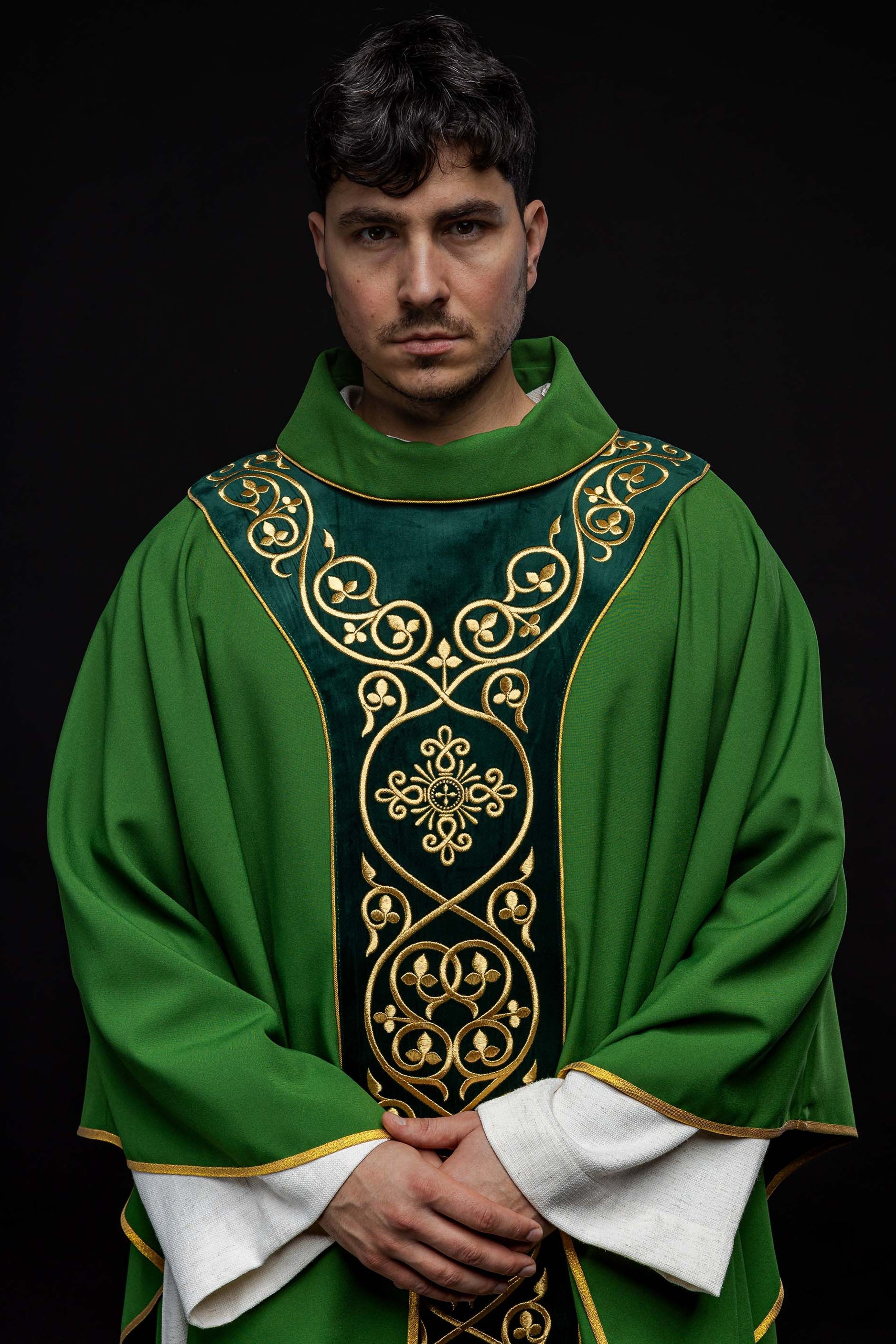 Chasuble made from green velvet fabric with gold embroidery - HAFTINAUSA.COM