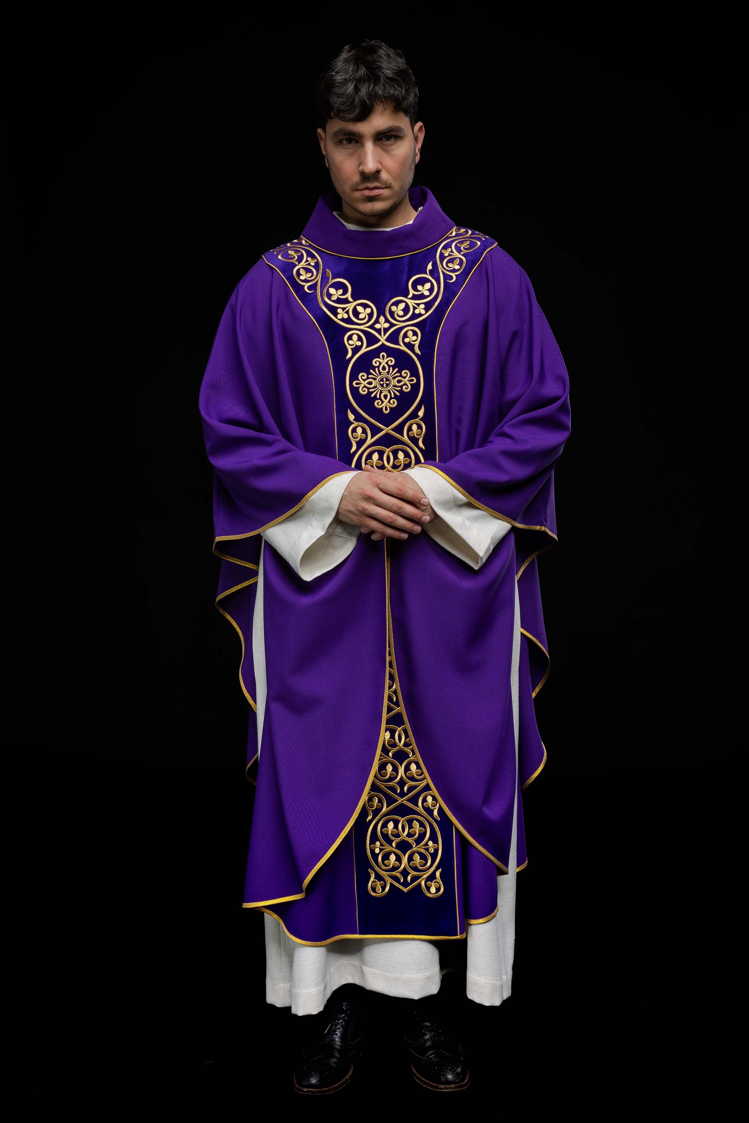 Chasuble decorated with velvet embroidery KOR/169/3 Purple - HAFTINAUSA.COM